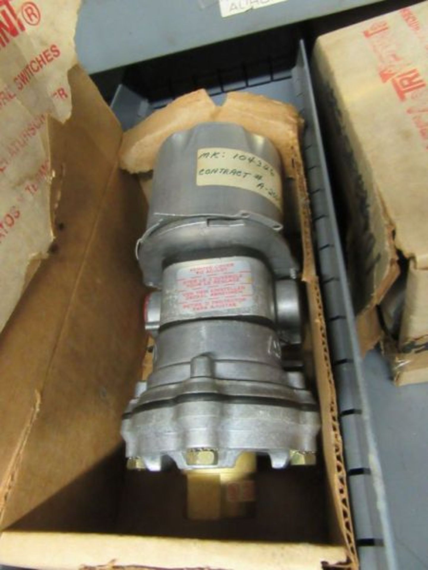 CONTENTS OF CABINET - LUBRICATORS, SINGLE CYLINDERS, SPRINGS, ASPIRATING RINGS, ETC - Image 5 of 11