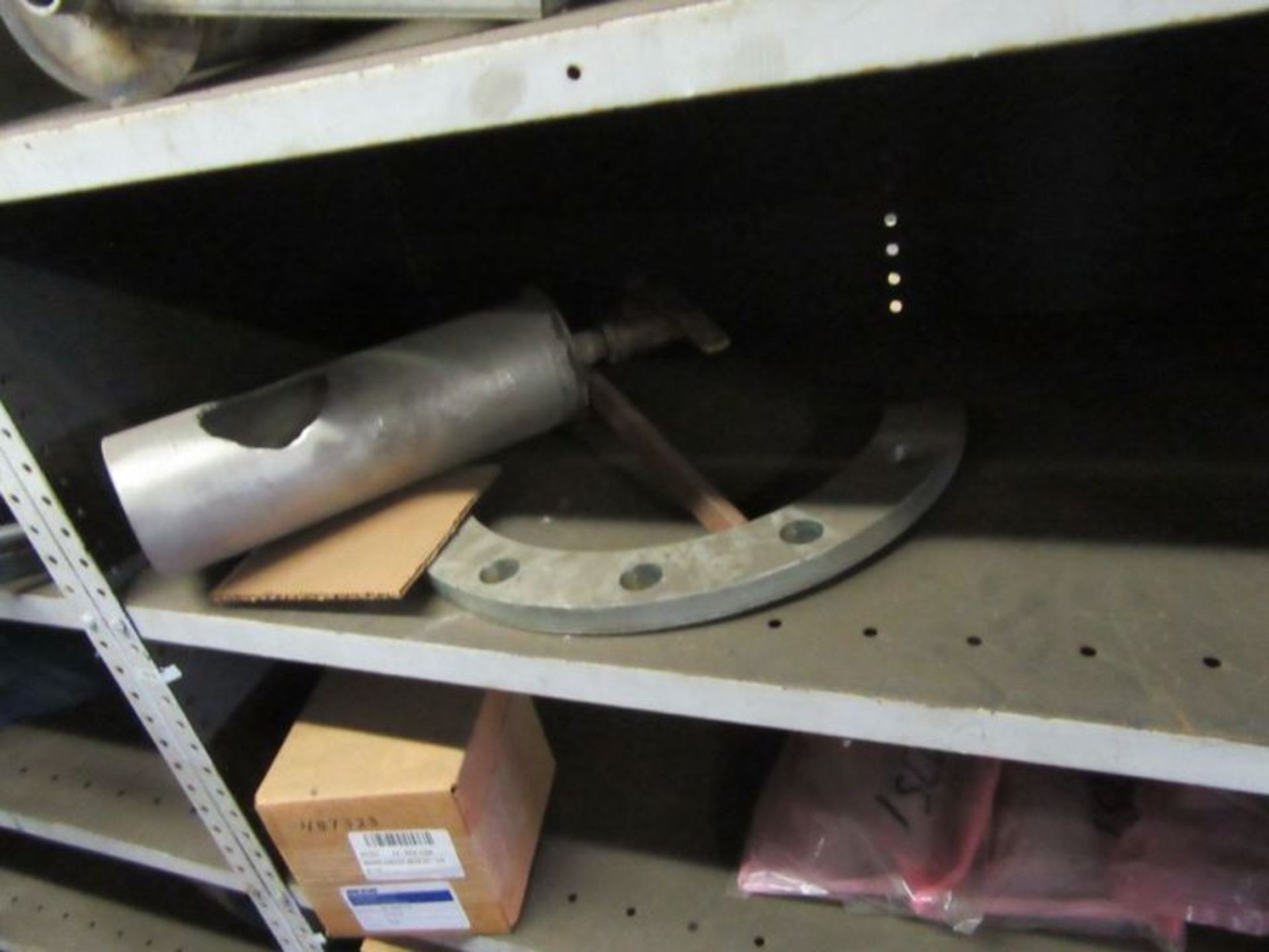 CONTENTS OF 5 SHELVES INCLUDING SEAL COUPLINGS, FLANGE PIPES, DOUBLE VALVE BODY… - Image 3 of 26