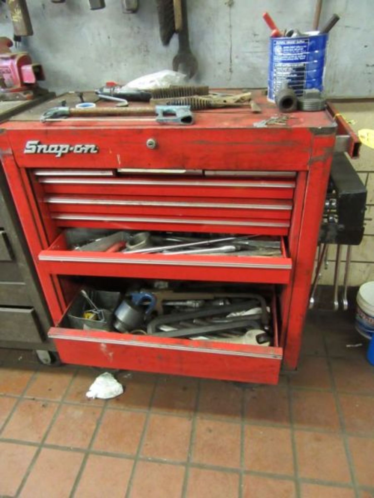 SNAP-ON ROLLING TOOL BOX WITH ASSORTED TOOLS