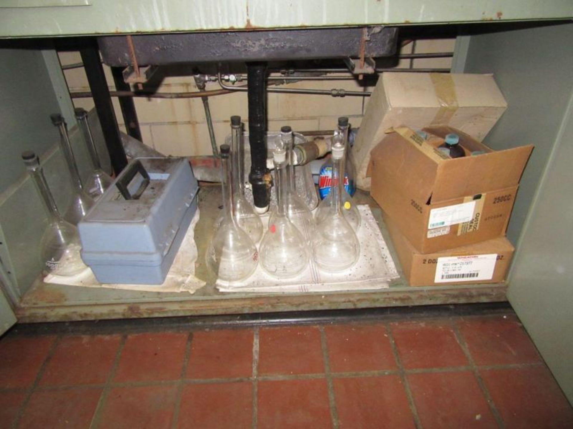 CONTENTS OF CABINETS - TURBIDMETER, GLASS BEAKERS, FLASKS, ETC - Image 5 of 15