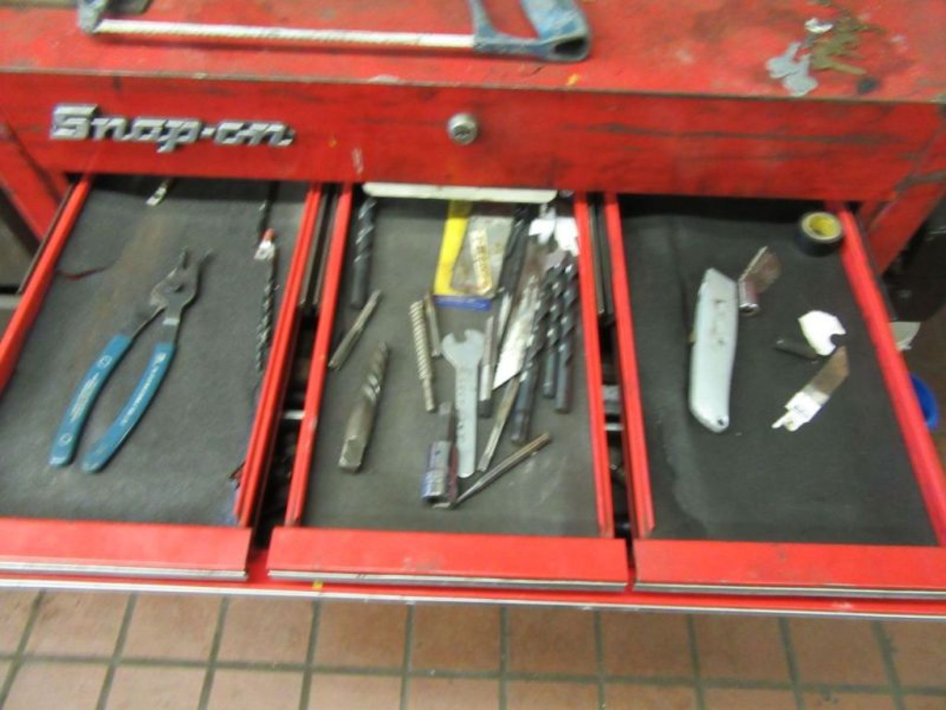 SNAP-ON ROLLING TOOL BOX WITH ASSORTED TOOLS - Image 4 of 13