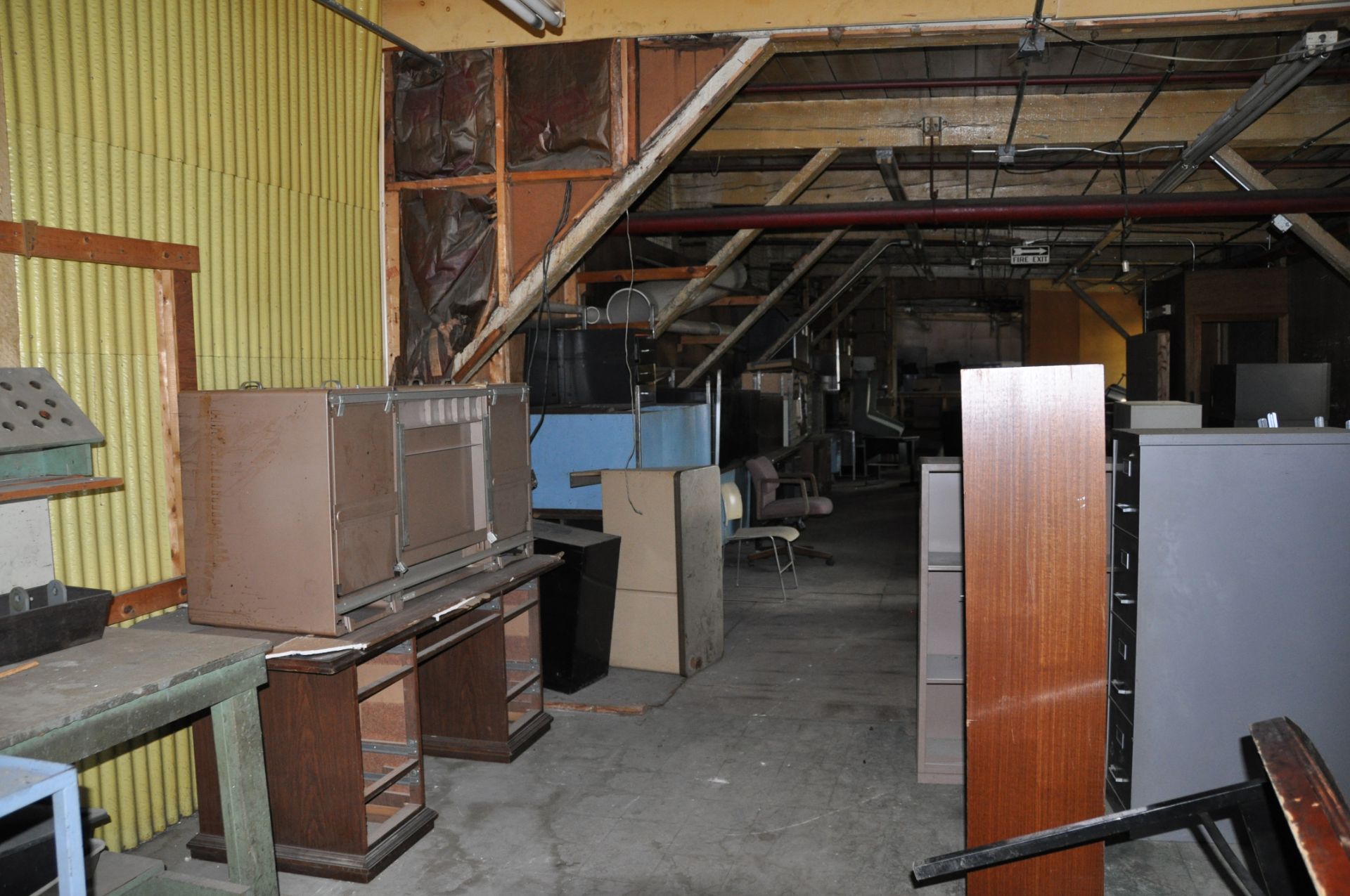 CONTENTS OF RIGHT SIDE UPSTAIRS AREA: FURNITURE, CHAIRS, CABINETS, DESKS, ETC. - Bild 4 aus 8