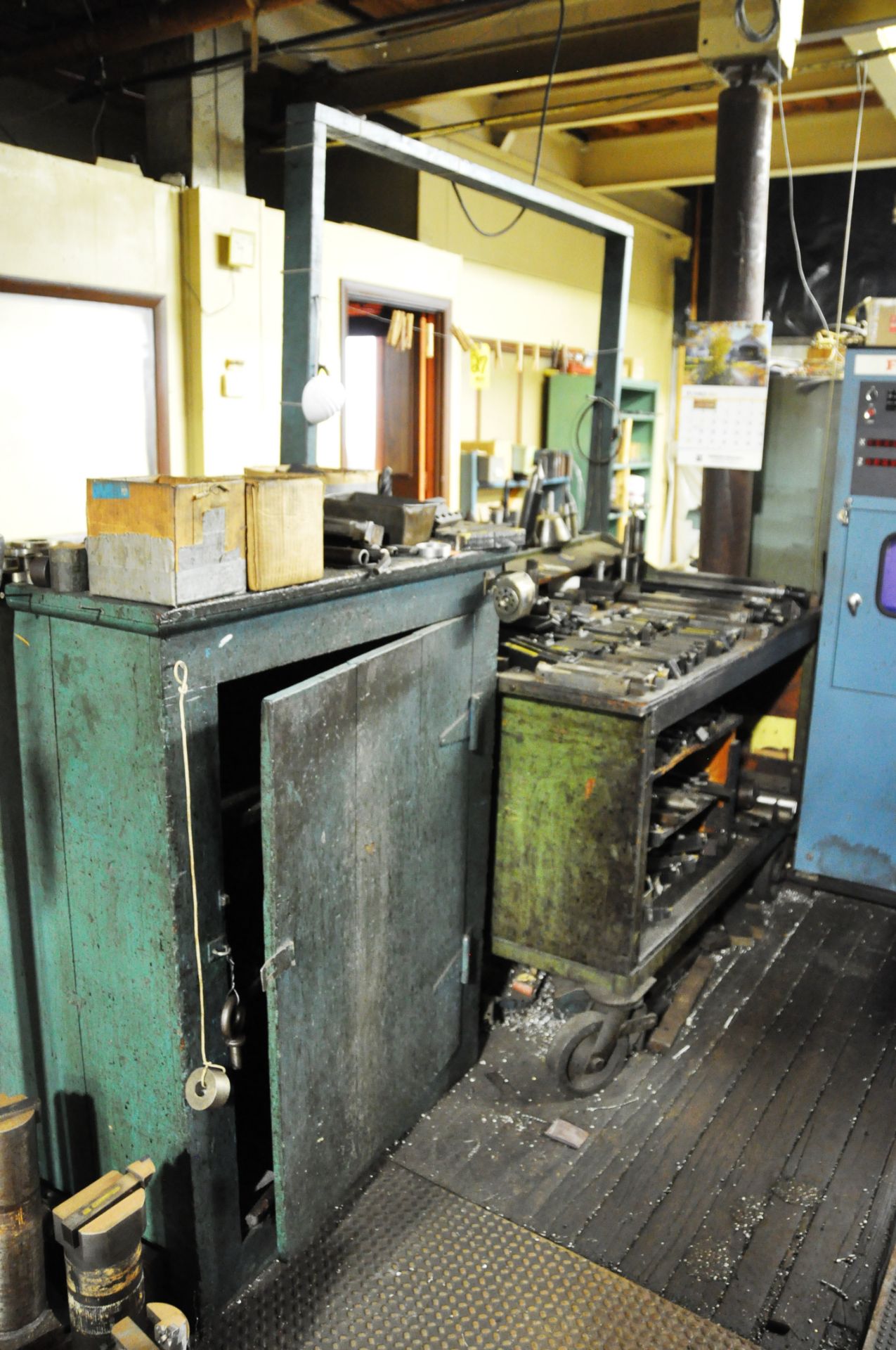 ASSORTED CUTTING TOOLS AND BORING BARS, CONTENTS OF WOOD CABINET… - Image 2 of 2