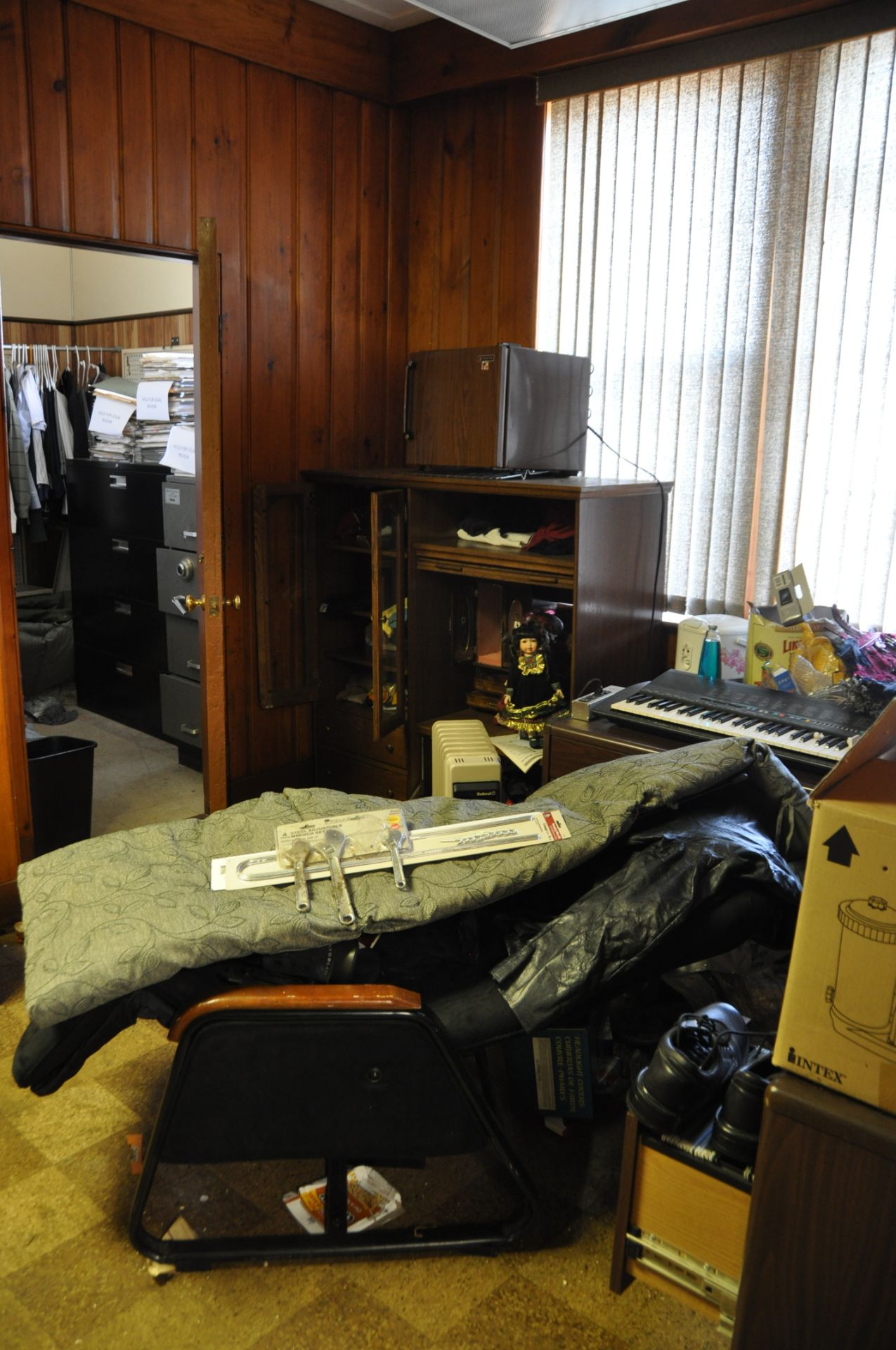 OFFICE CONTENTS: L DESK, RECLINER, REFRIGERATOR, COOKING UTENSILES… - Image 4 of 8