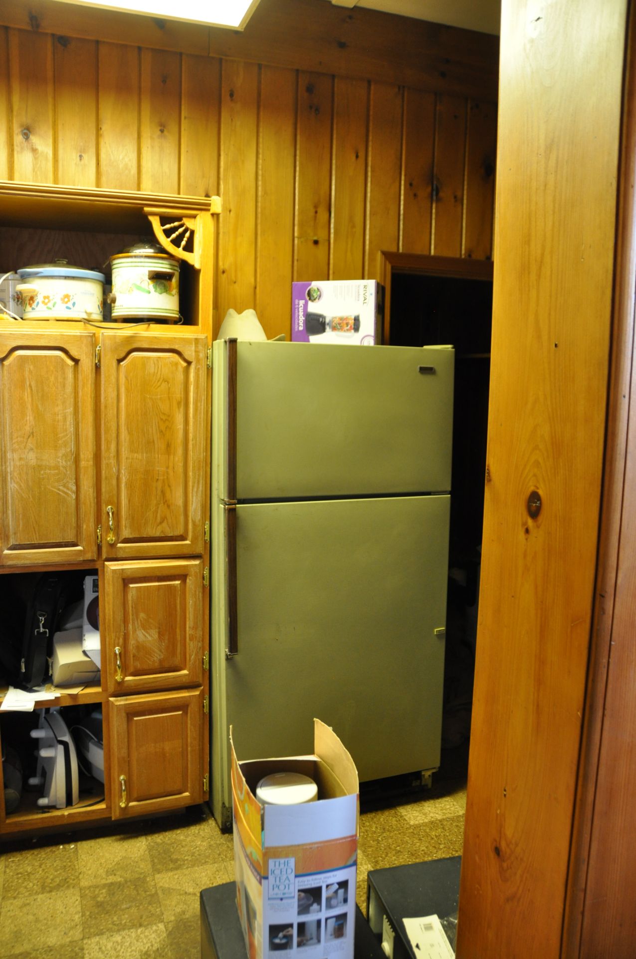 OFFICE CONTENTS: L DESK, RECLINER, REFRIGERATOR, COOKING UTENSILES… - Image 6 of 8