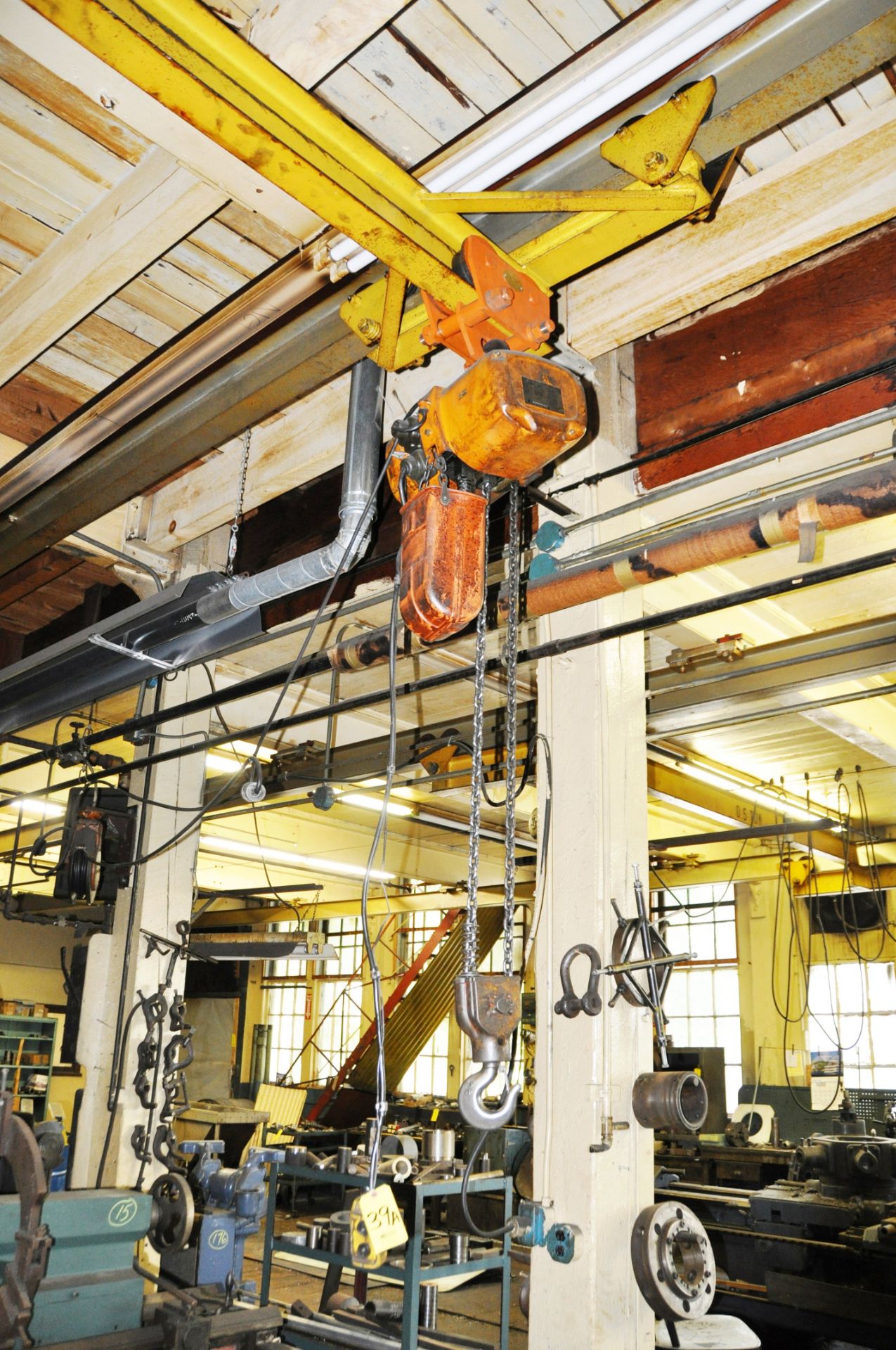 ELECTRIC CHAIN HOIST WITH YELLOW TRAVERSE BEAM, NO RUNWAY BEAM