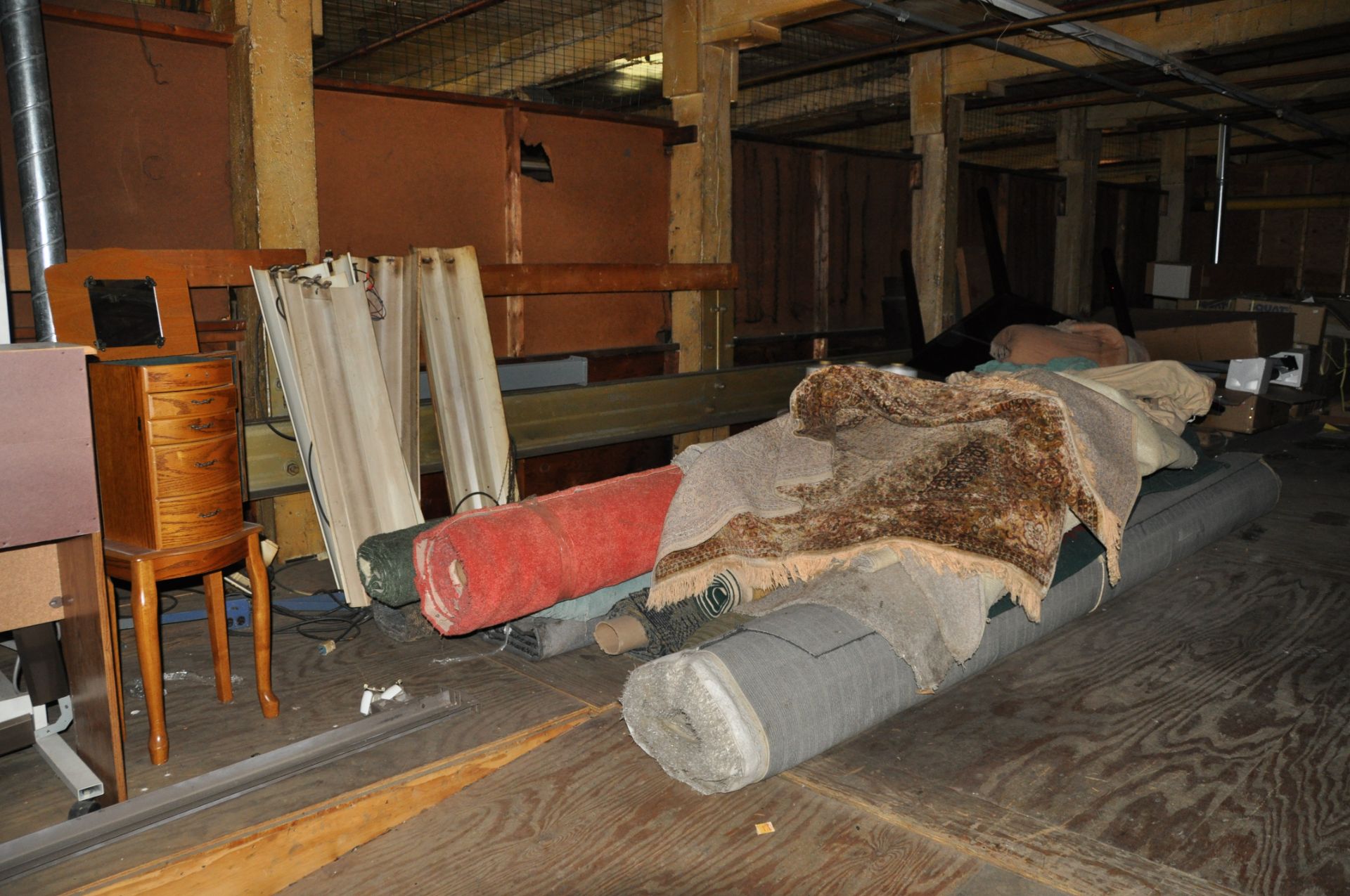 CONTENTS OF UPSTAIRS ROOM AREA: CARPETING, BINS, FURNITURE AND OFFICE PARTITIONS. - Image 2 of 6