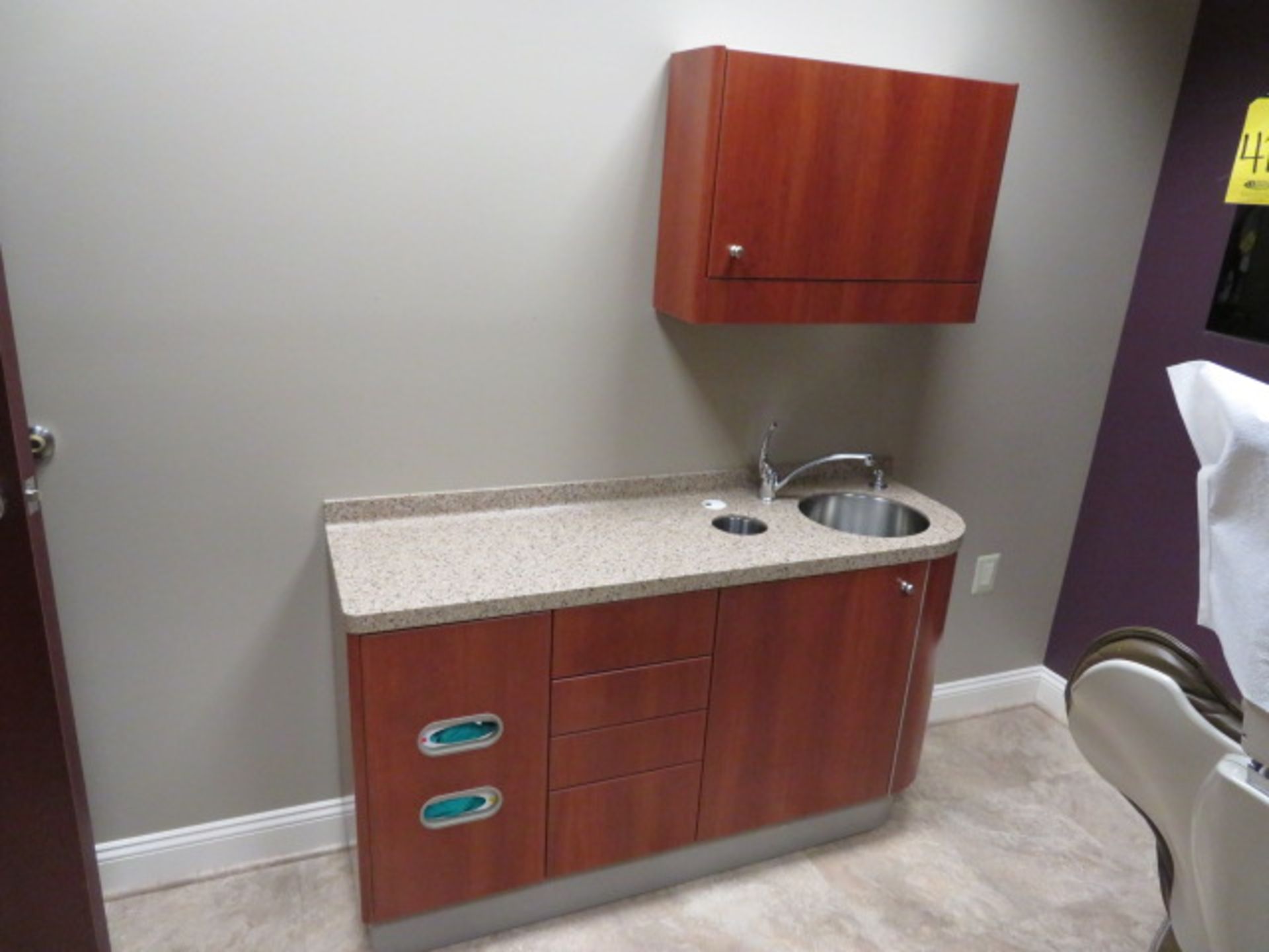 ADEC 511 SERIES DENTAL CHAIR, 541 DUO REAR-DELIVERY UNIT, 5580 CABINET, 5531/5730 SINK W/ CABINET - Image 4 of 4