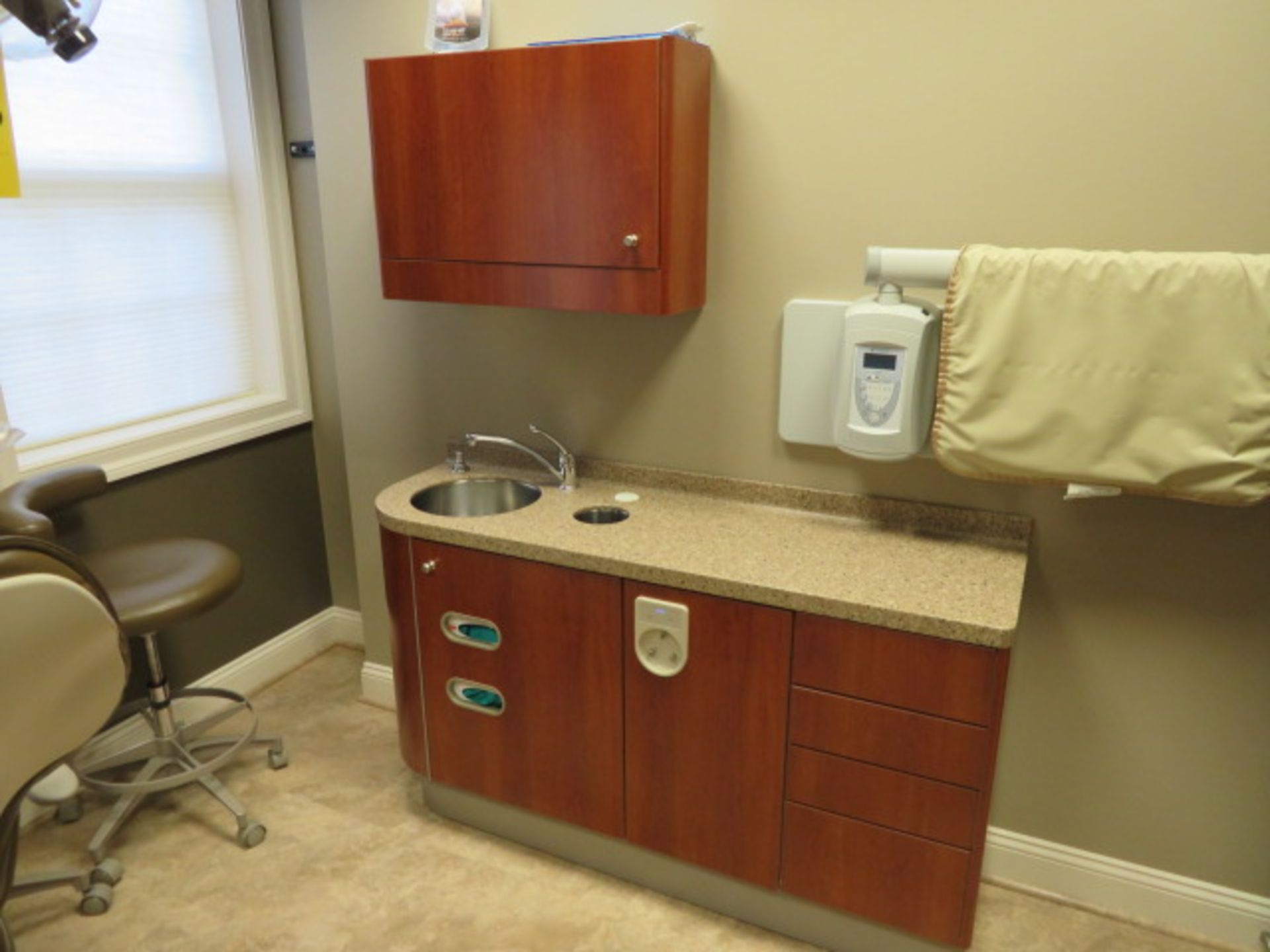 ADEC 511 SERIES DENTAL CHAIR, 541 DUO REAR-DELIVERY UNIT, 5580 CABINET, 5531/5730 SINK W/ CABINET - Image 4 of 8