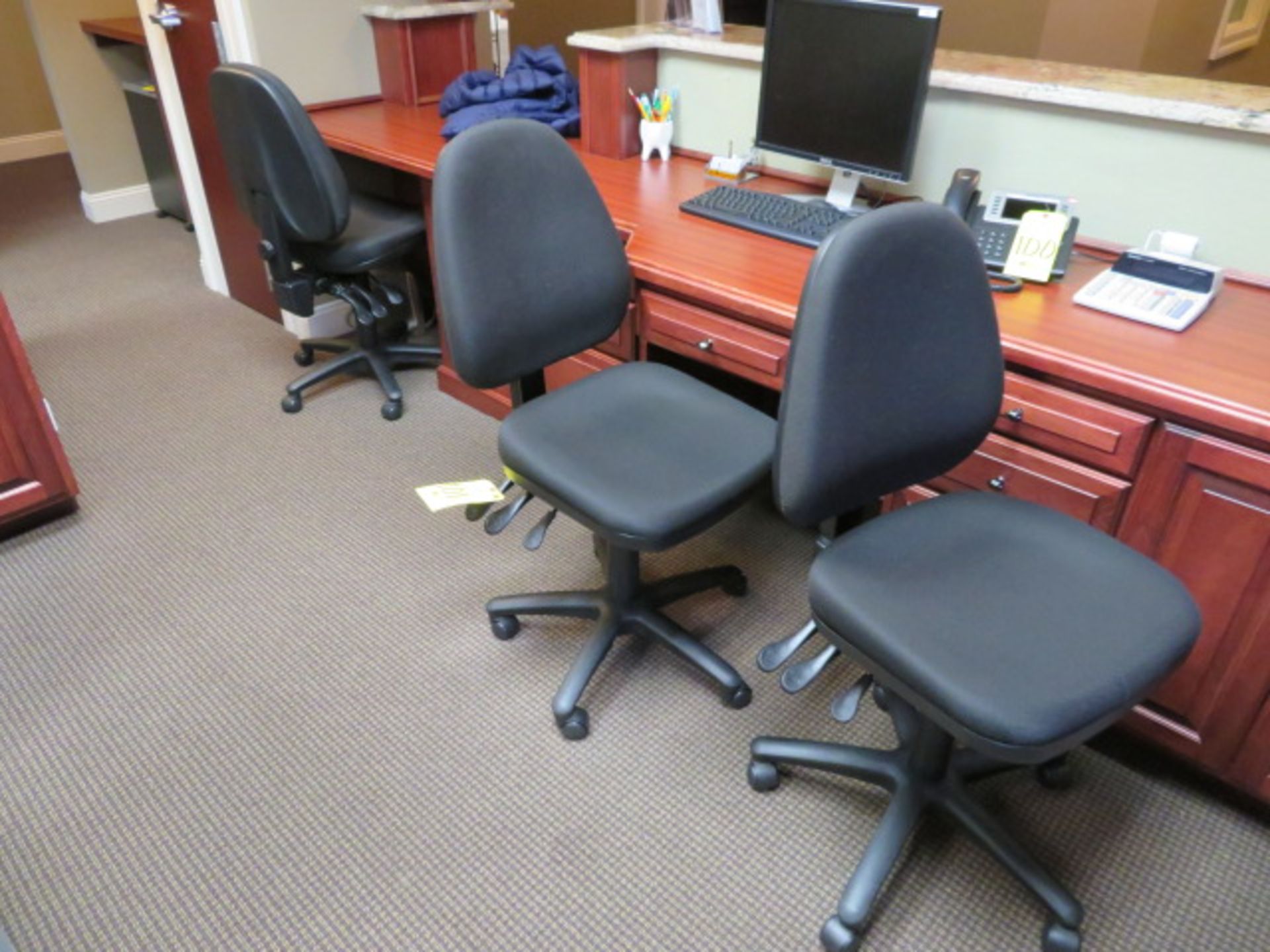 (4) BLACK DESK CHAIRS ON WHEELS