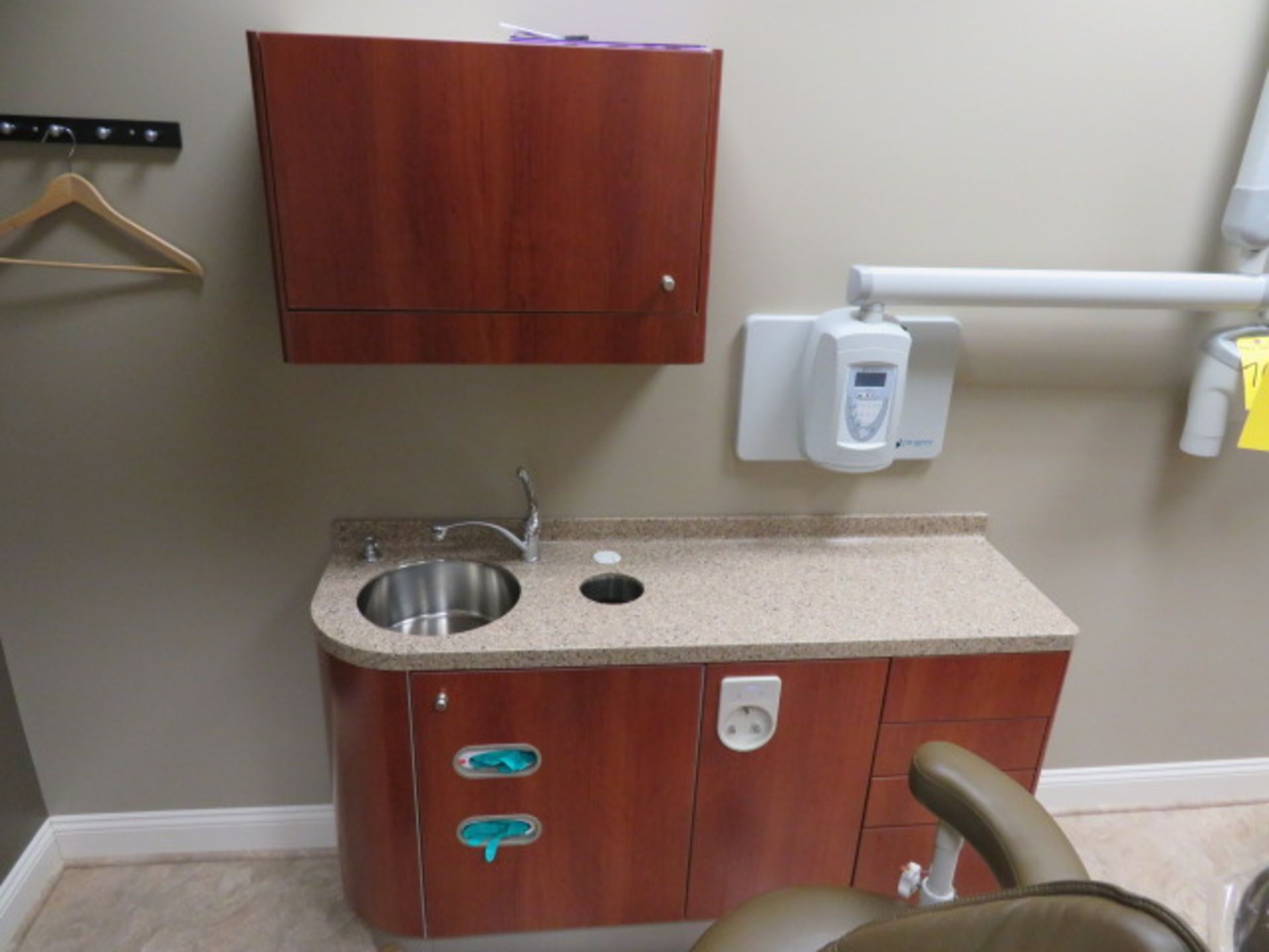 ADEC 511 SERIES DENTAL CHAIR, 541 DUO REAR-DELIVERY UNIT, 5580 CABINET, 5531/5730 SINK W/ CABINET - Image 4 of 4