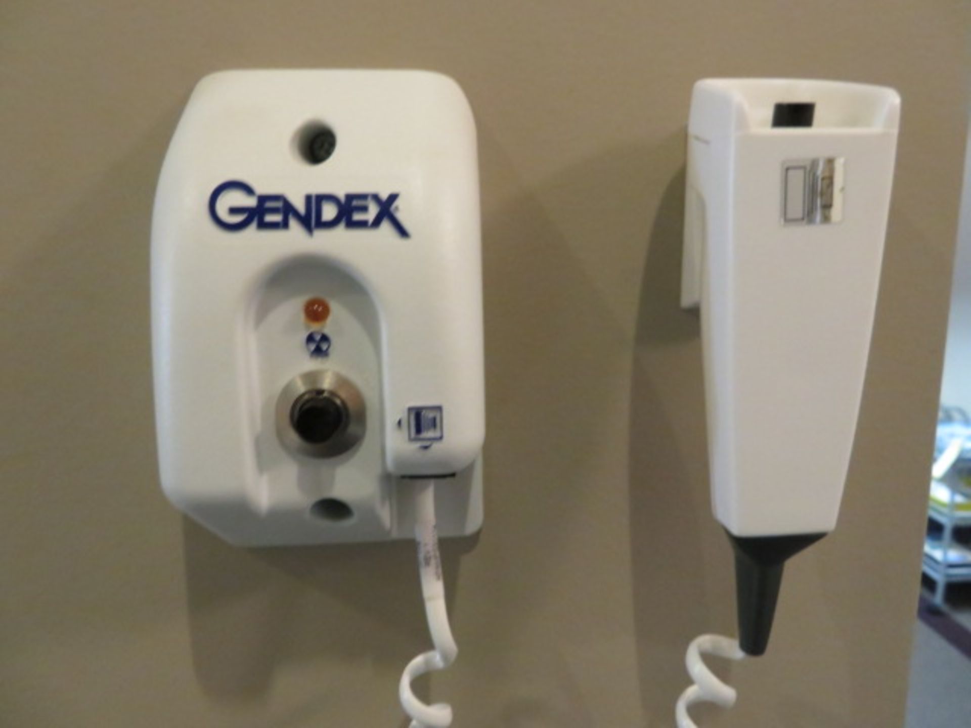 GENDEX GXDP-300 PANORAMIC WALL-MOUNTED XRAY MACHINE W/ONE LEAD APRON... - Image 4 of 4