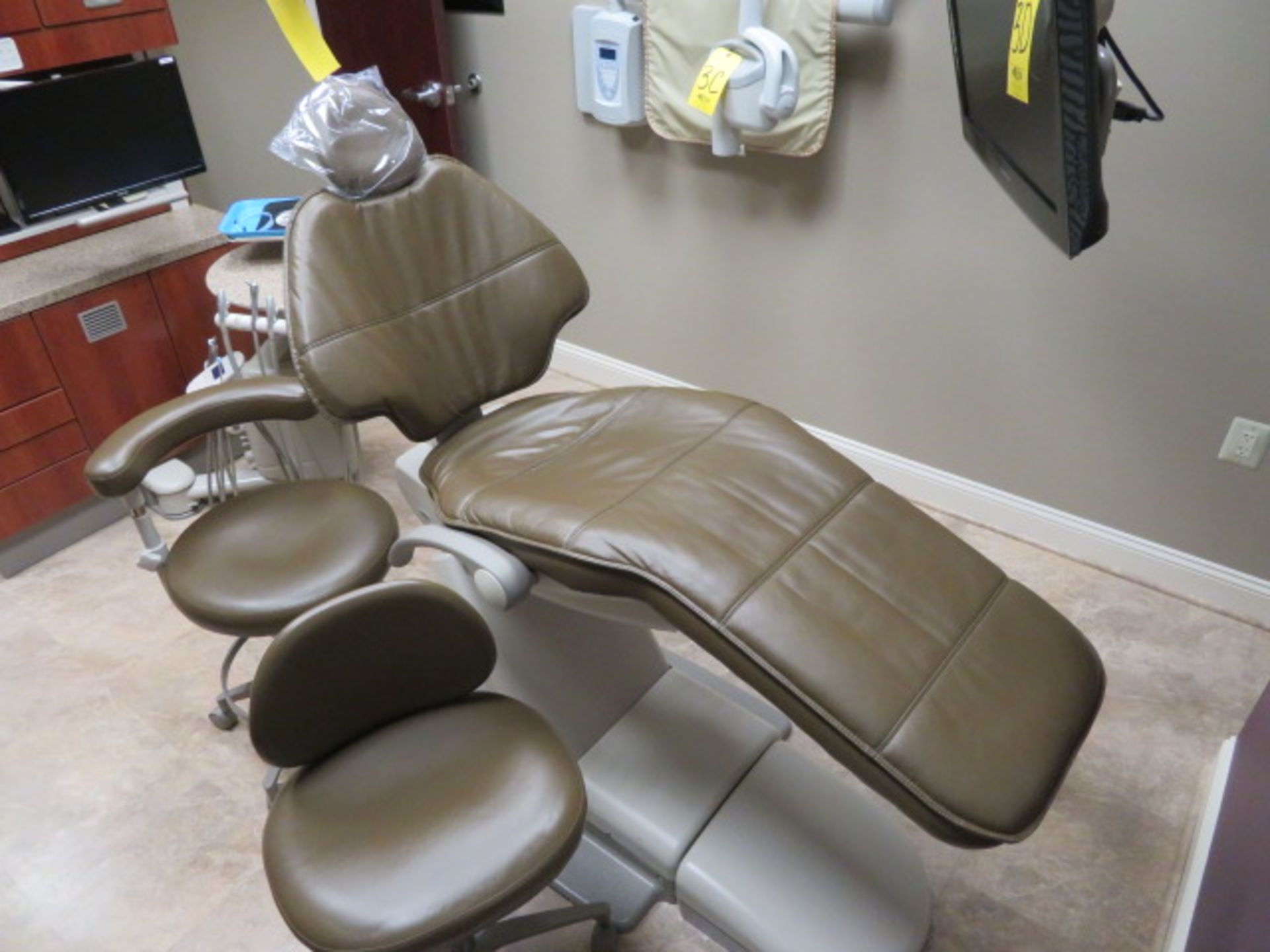 ADEC 511 SERIES DENTAL CHAIR, 541 DUO REAR-DELIVERY UNIT, 5580 CABINET, 5531/5730 SINK W/ CABINET - Image 2 of 3