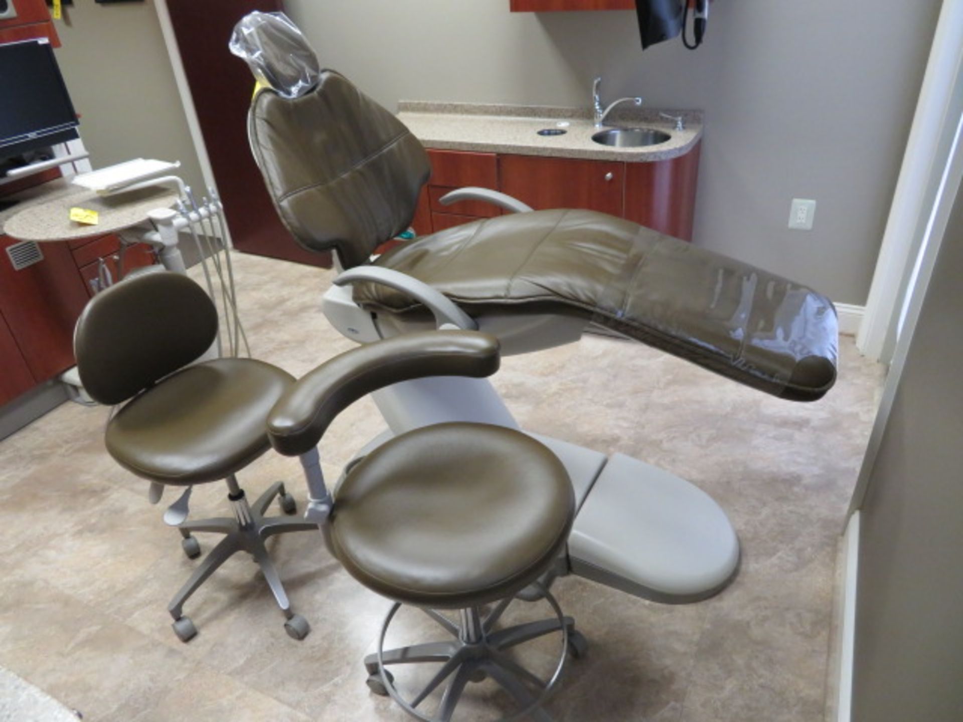 ADEC 511 SERIES DENTAL CHAIR, 541 DUO REAR-DELIVERY UNIT, 5580 CABINET, 5531/5730 SINK W/ CABINET - Image 2 of 8