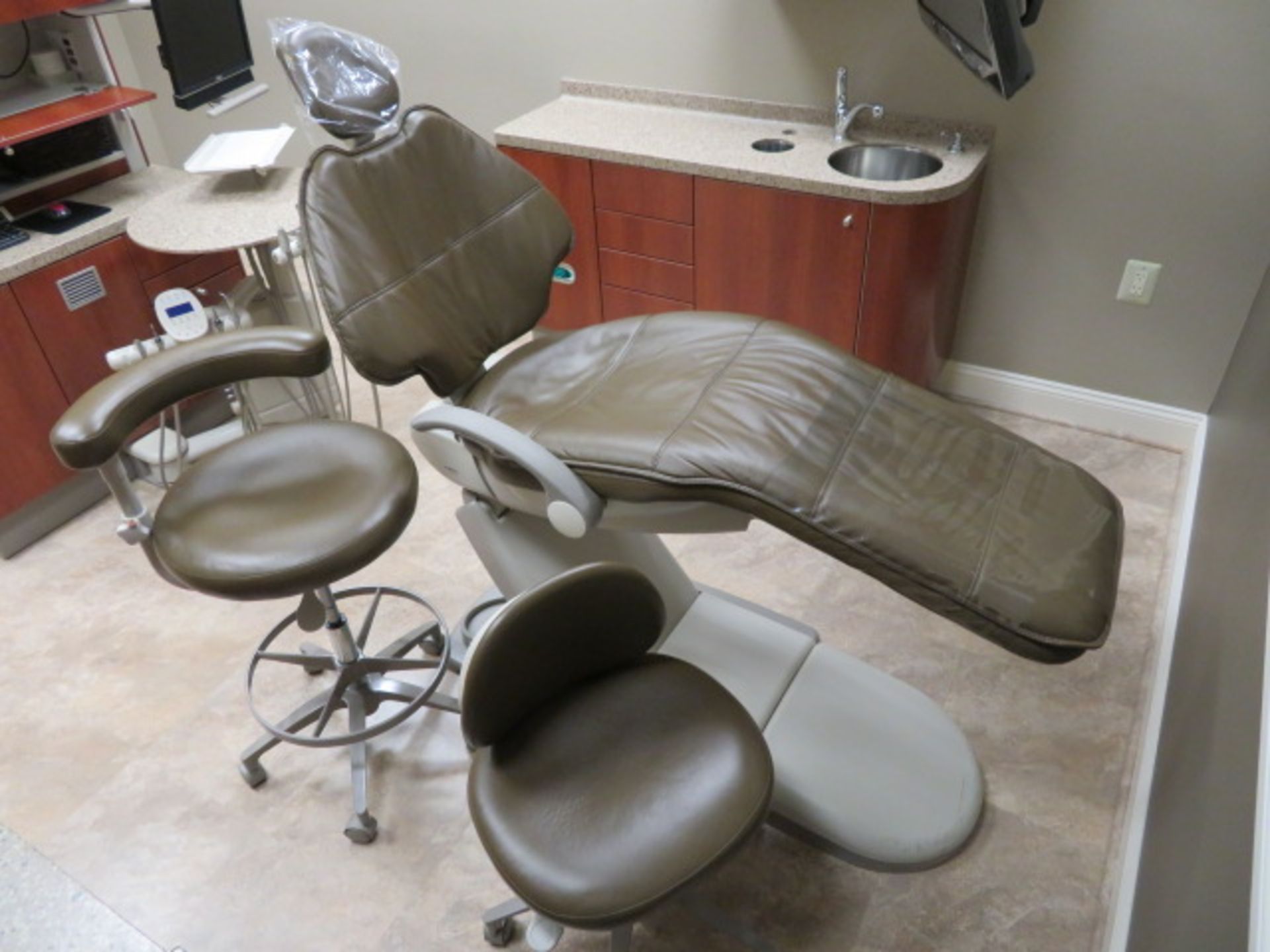 ADEC 511 SERIES DENTAL CHAIR, 541 DUO REAR-DELIVERY UNIT, 5580 CABINET, 5531/5730 SINK W/ CABINET - Image 2 of 4