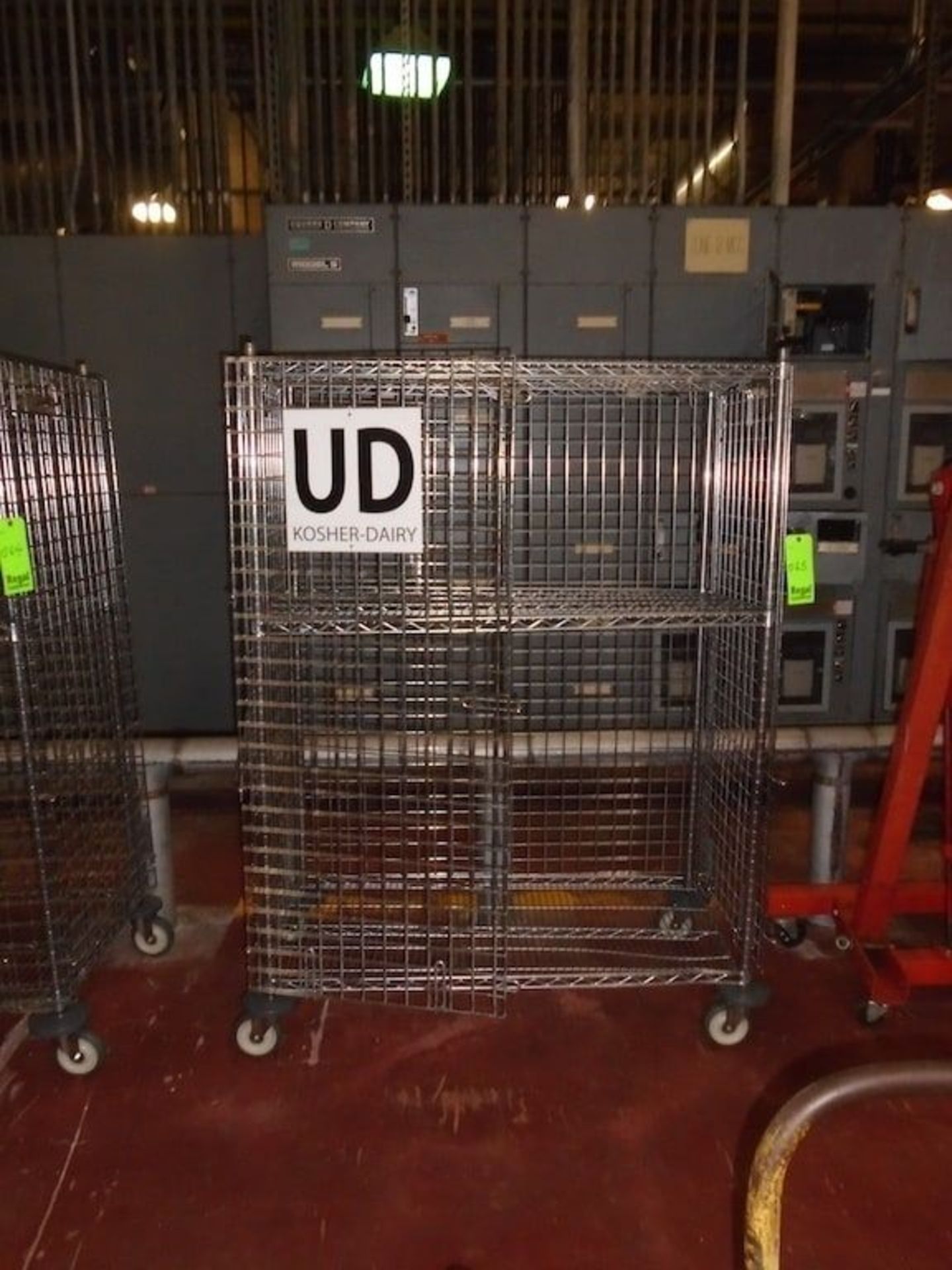 Wire rack on casters