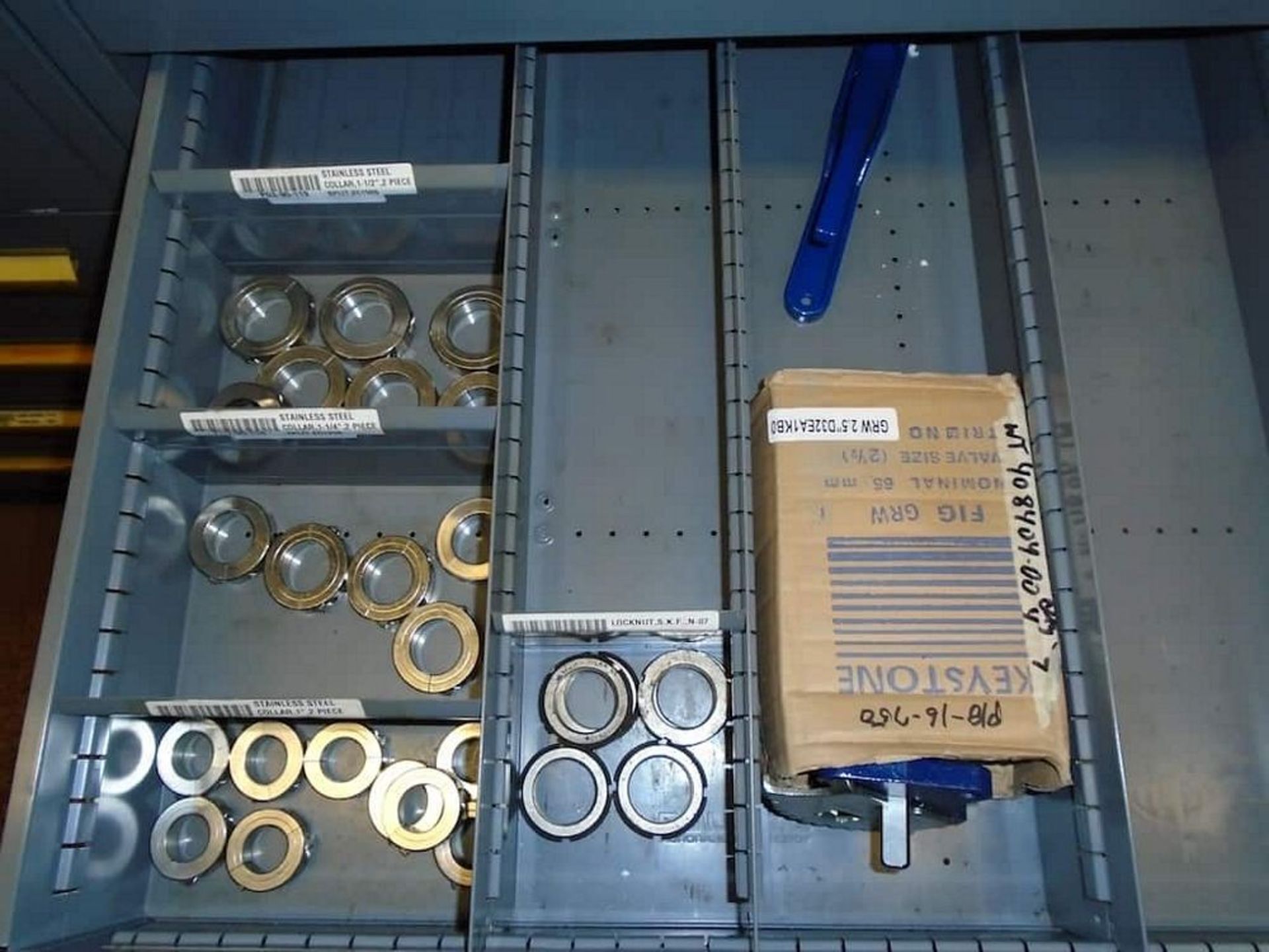 Contents of Cabinet ( Assorted Oil Seals, Steel Collars, Regal Bearing) - Bild 4 aus 6