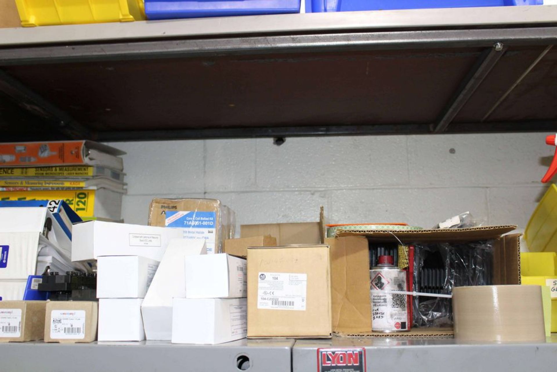 Contents of Shelf ( Assorted Allen Bradley Power Supplies, and Various Electrical Supplies ) - Bild 4 aus 6