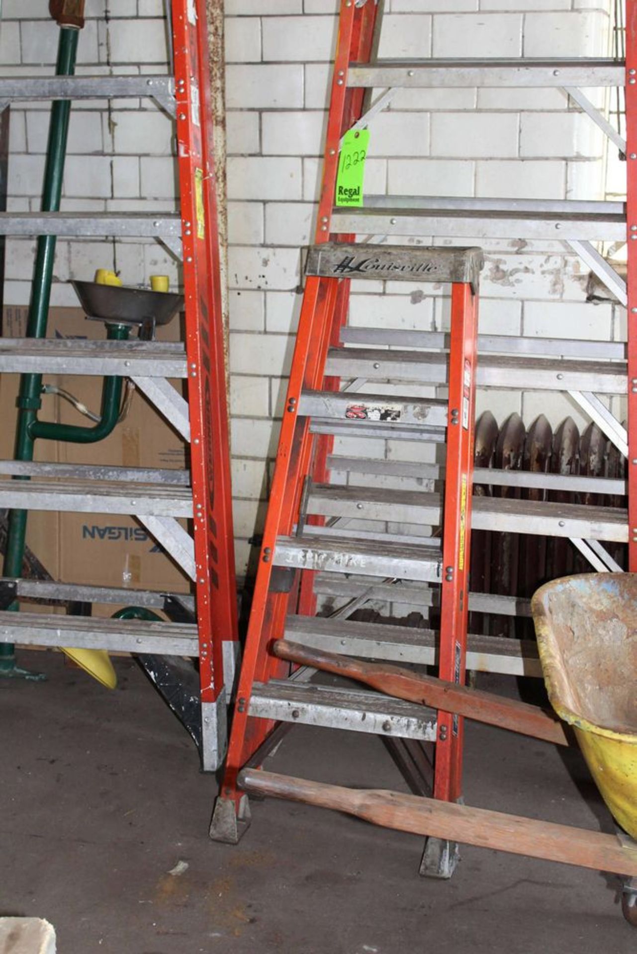 10 ft. Ladder, 8 ft. Ladder, 3 Carts with Content ( Gas Powered Pumps, Hose with Reel, Motor ) - Bild 8 aus 14