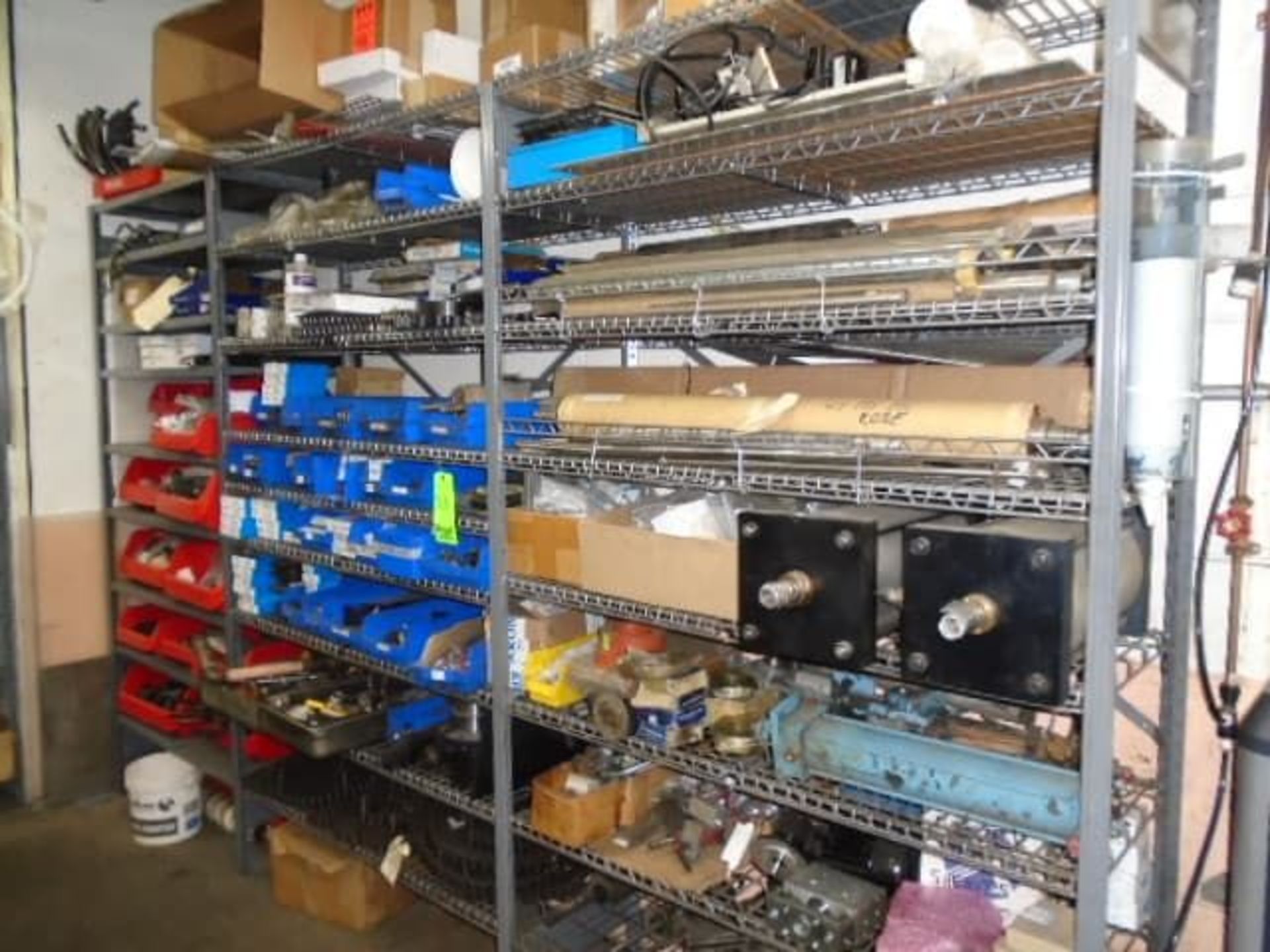 Shelves with Contents ( Assorted Chain, Hydraulics, Gears, and Bar Stock ) - Bild 2 aus 3