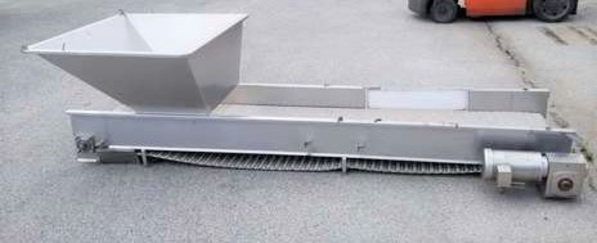 Flat UHMW belt S/S Conveyor with Hopper. 10'L x 24"W belt. Hopper is 17" in from infeed end. Product - Bild 3 aus 4
