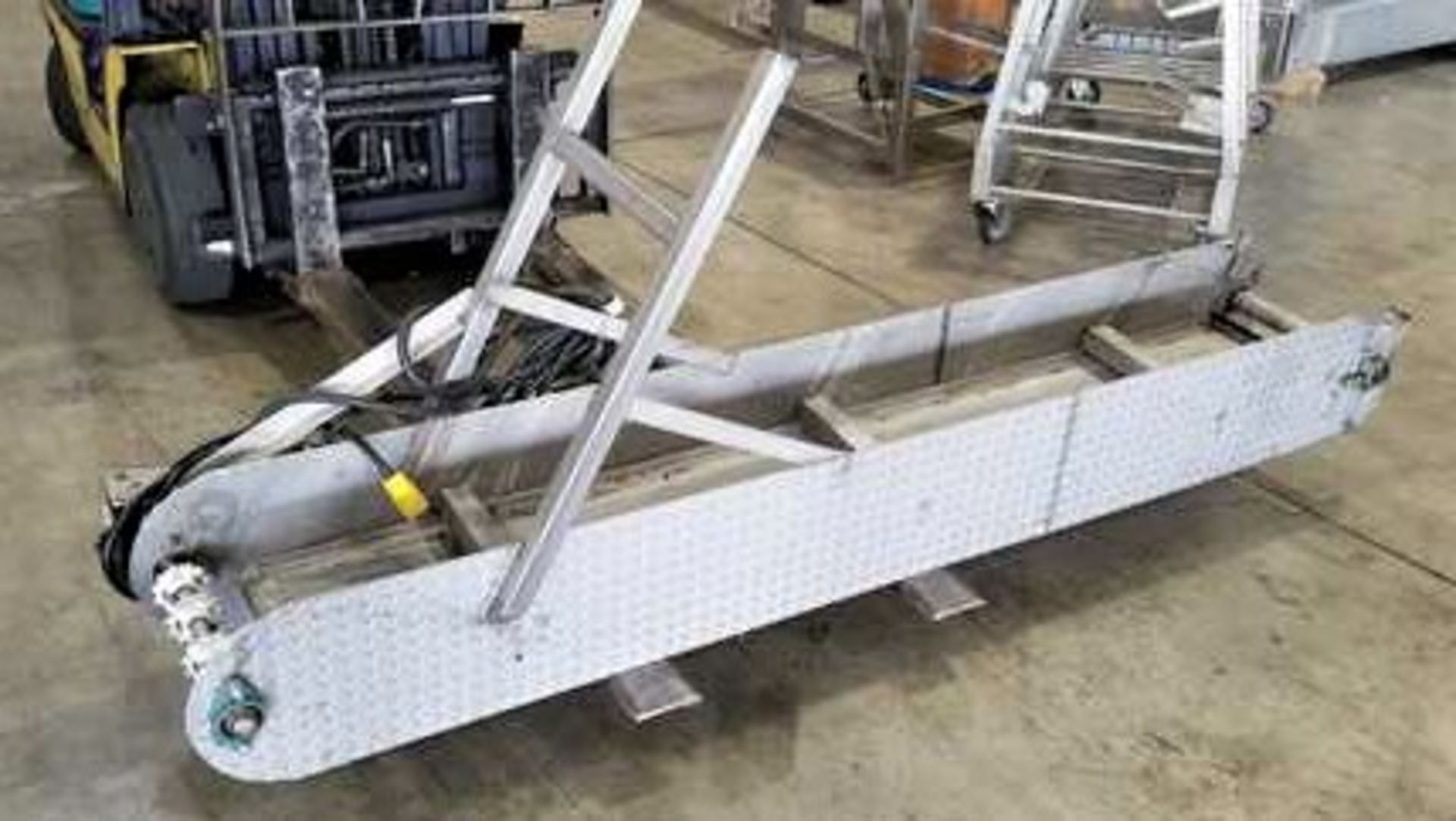 8' x 14" incline Conveyor. Diamond plate sides. Driven by .75hp 230/460v. With VFD. 96" x 14" x 4"