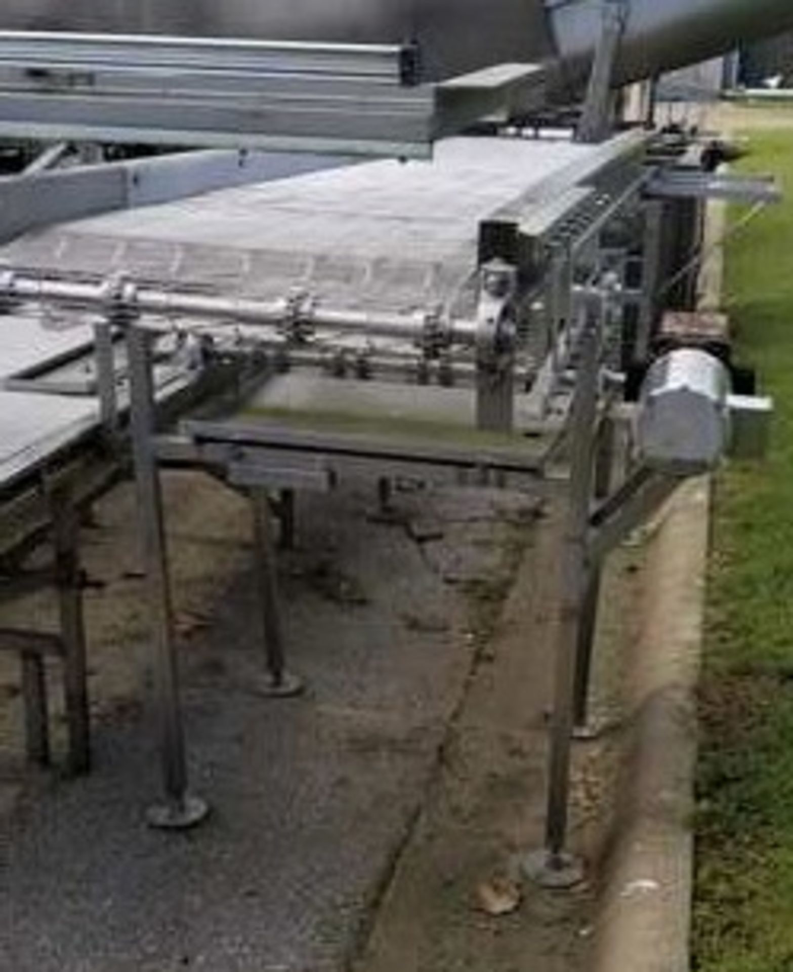 11'4"L x 26" Wide Wire Belt Transfer Conveyor. Extra HD wire belting for extra load carrying - Image 2 of 4