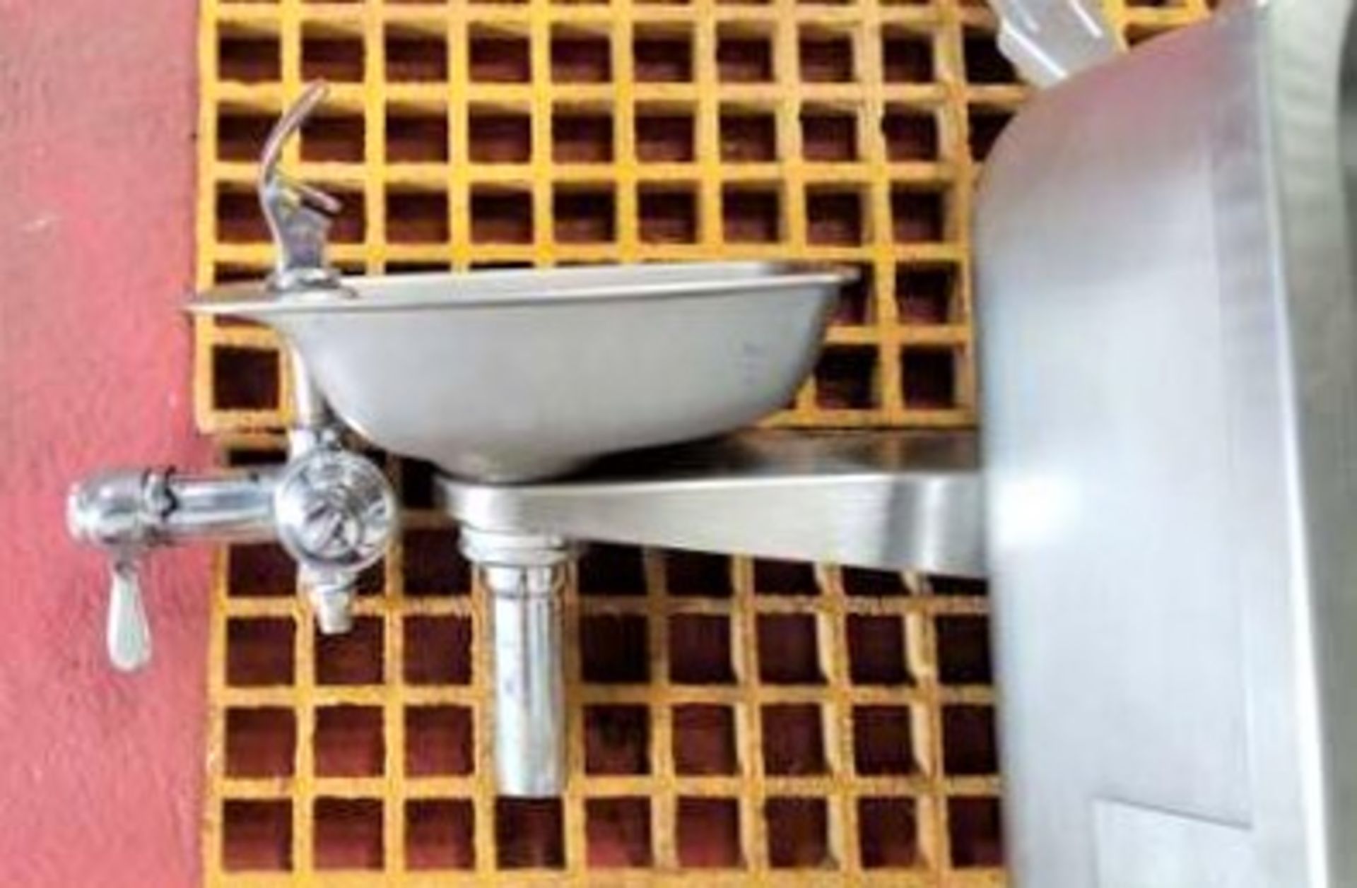 Sink and Water Fountain. S/S wall-mount Sink plus Water Fountain. Sink is 17" x 15" x 7" deep with - Bild 2 aus 3