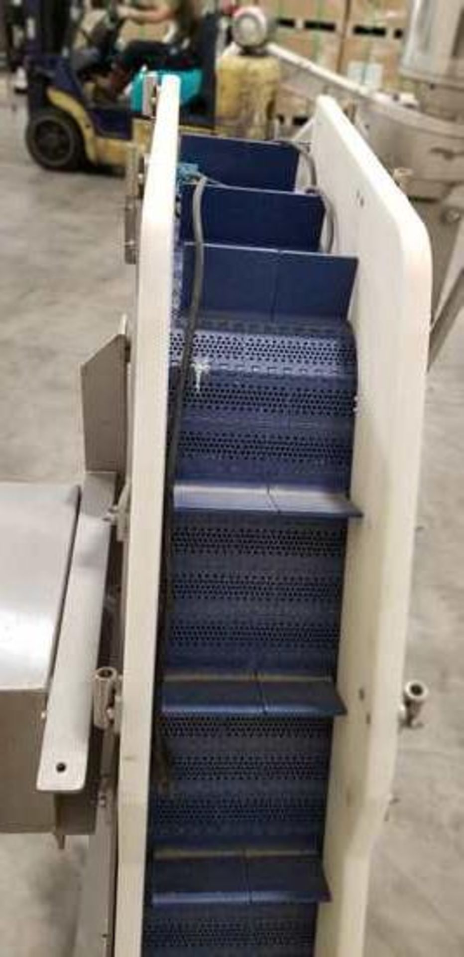 40"H x 8"W Elevator conveyor with 12" infeed and 18" outfeed. 40" vertical. 4" cleats on 9" centers. - Image 4 of 5