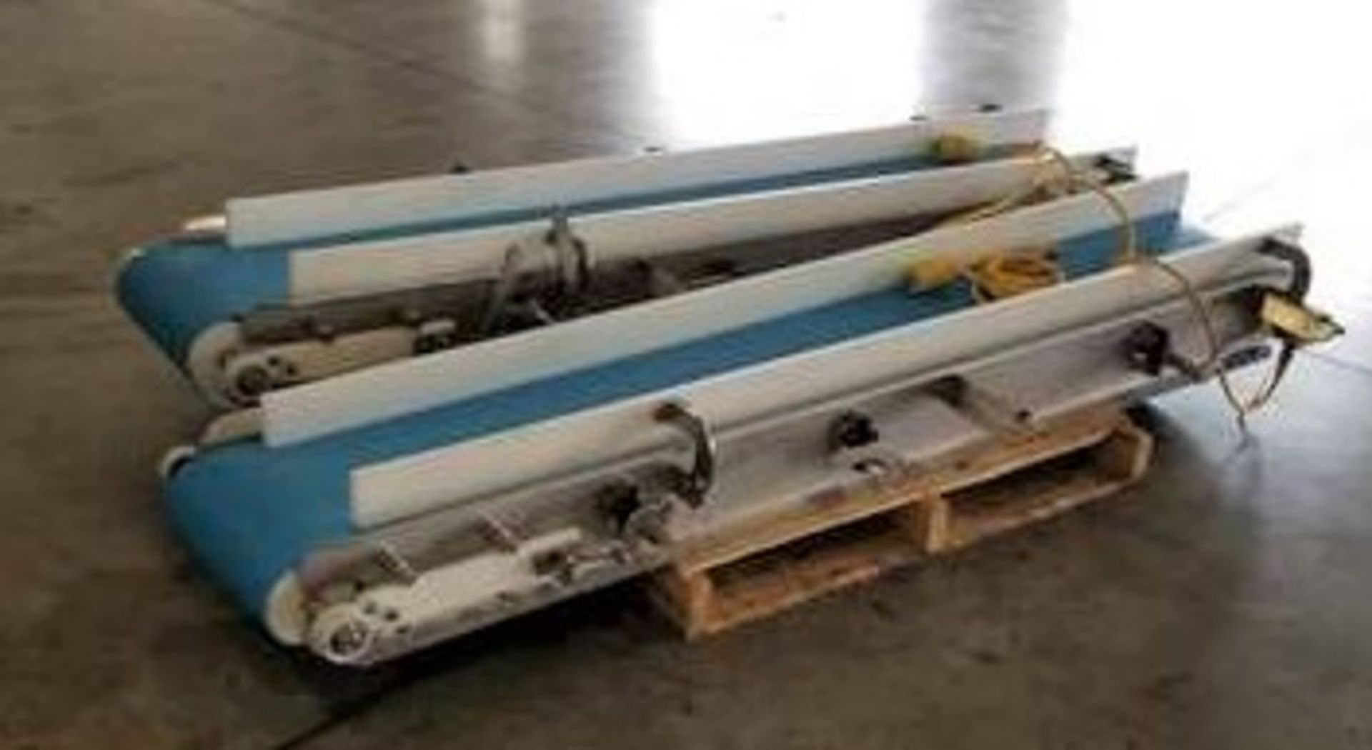 7'L x 14" W Flat Conveyor. S/S . With blue food grade belt. 3" UHMW sidewalls. Drum drive is 208- - Image 2 of 2