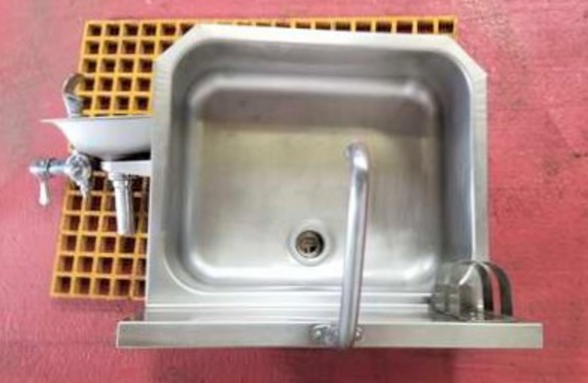 Sink and Water Fountain. S/S wall-mount Sink plus Water Fountain. Sink is 17" x 15" x 7" deep with - Bild 3 aus 3