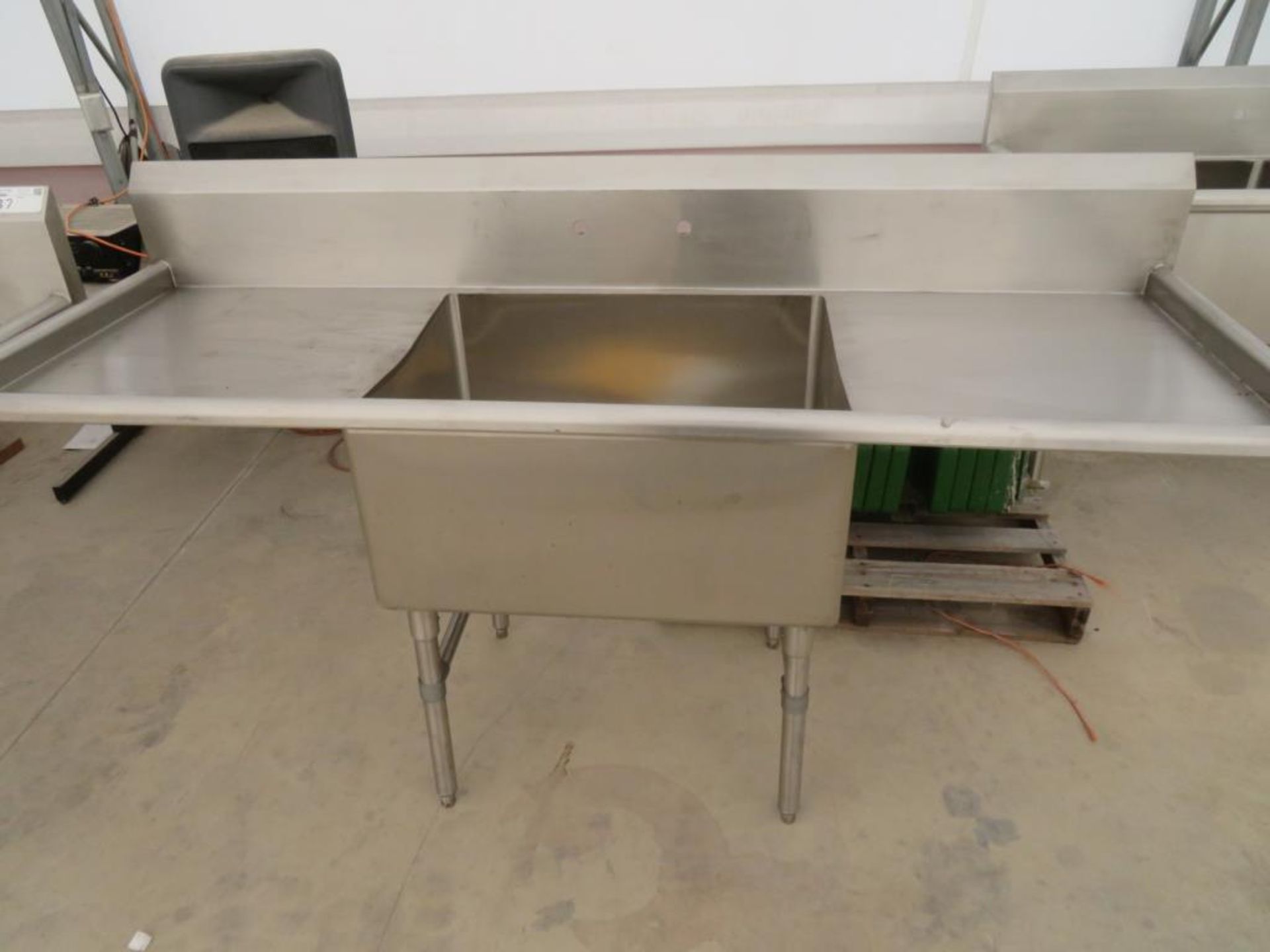 1 compartment sink, 1-30"x24" bowl with 24" drainboard left and right, plus 1 drain