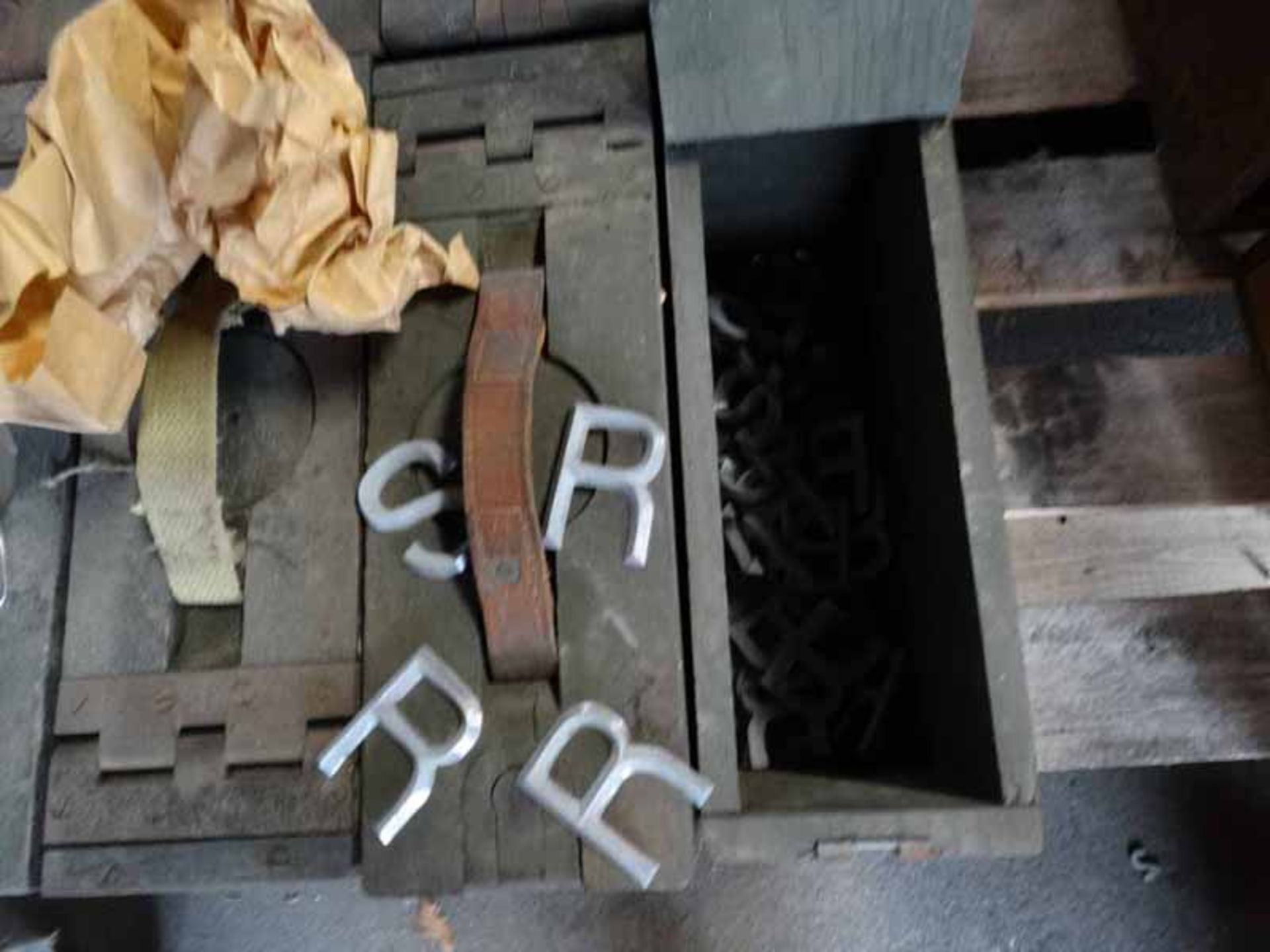 8 Vintage ammo boxes (wood) containing lead lettering and symbols - Image 4 of 5