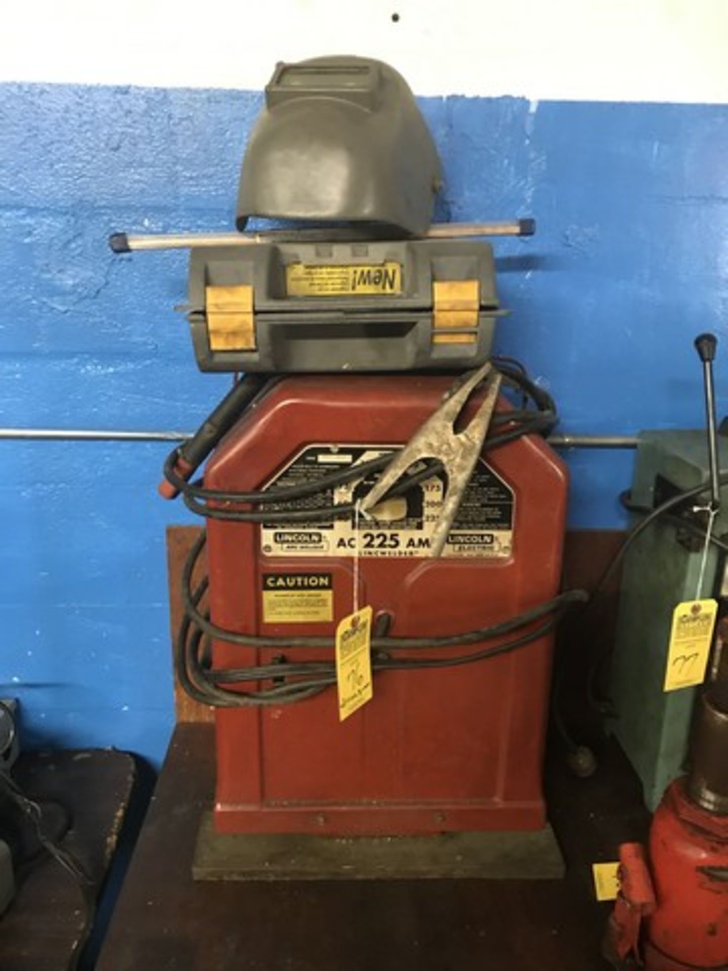 LINCOLN ARC WELDER WITH MASK & TIPS - 225 AMP