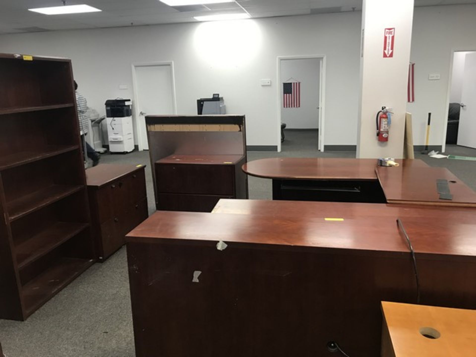 LOT OFFICE SUITE - DESK WITH RETURN / HUTCH / BOOKCASE / 2 CABINETS