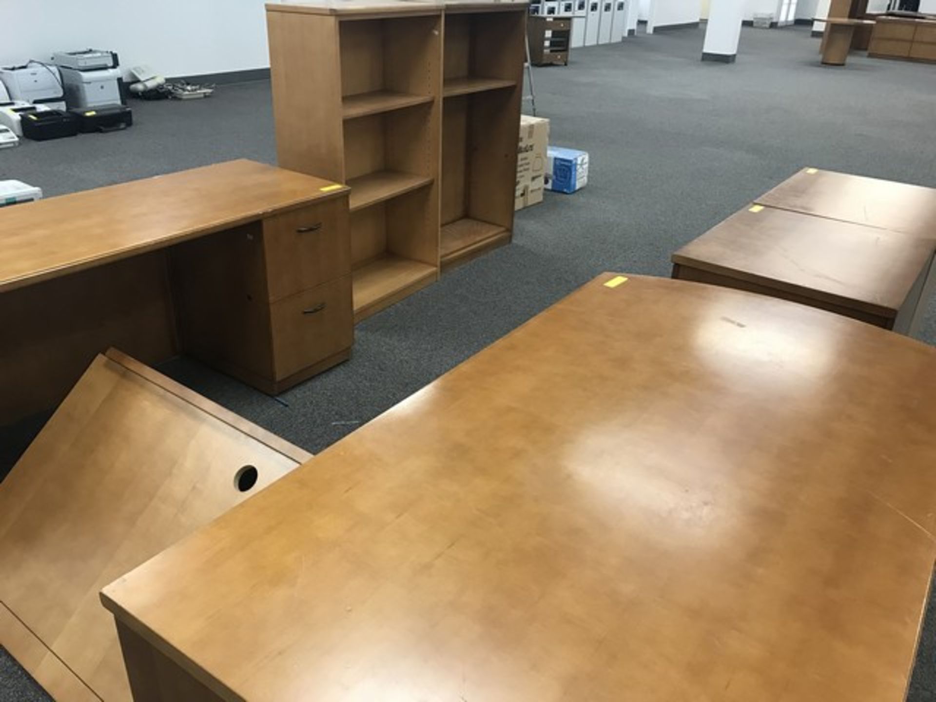 LOT OFFICE SUITE - DESK WITH RETURN / 2 BOOKCASES / 2 CABINETS