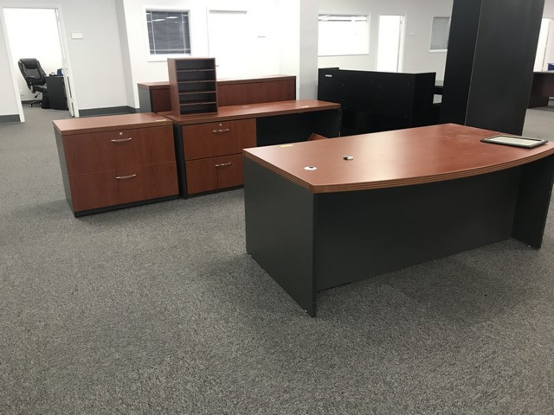 LOT OFFICE SUITE - U-SHAPE DESK WITH HUTCH / FILE CABINET