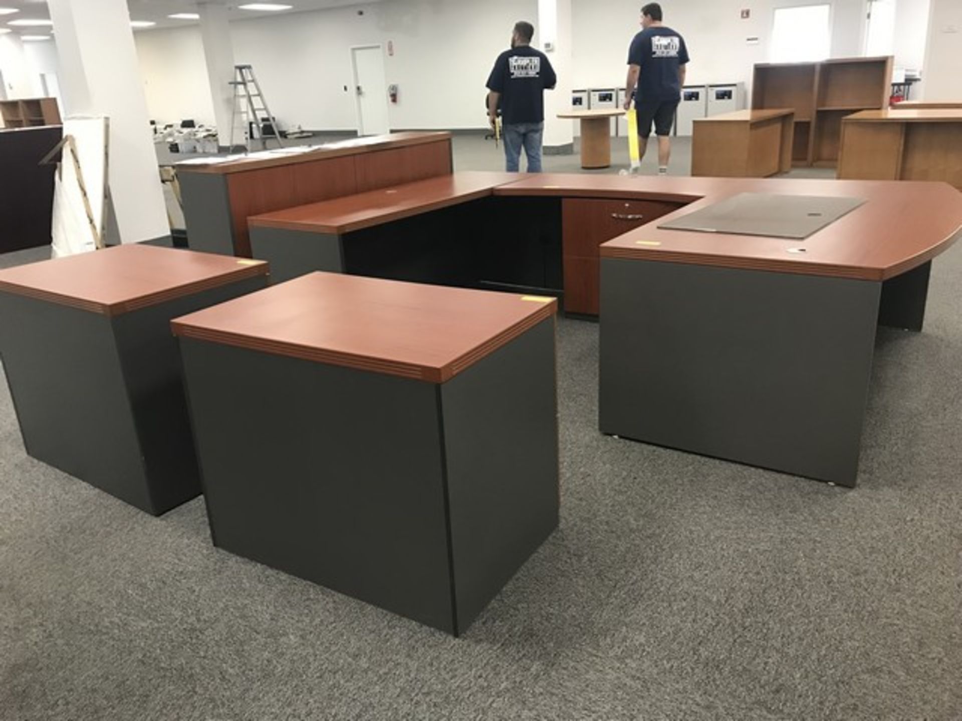 LOT OFFICE SUITE - U-SHAPE DESK / 2- FILE CABINETS / HUTCH