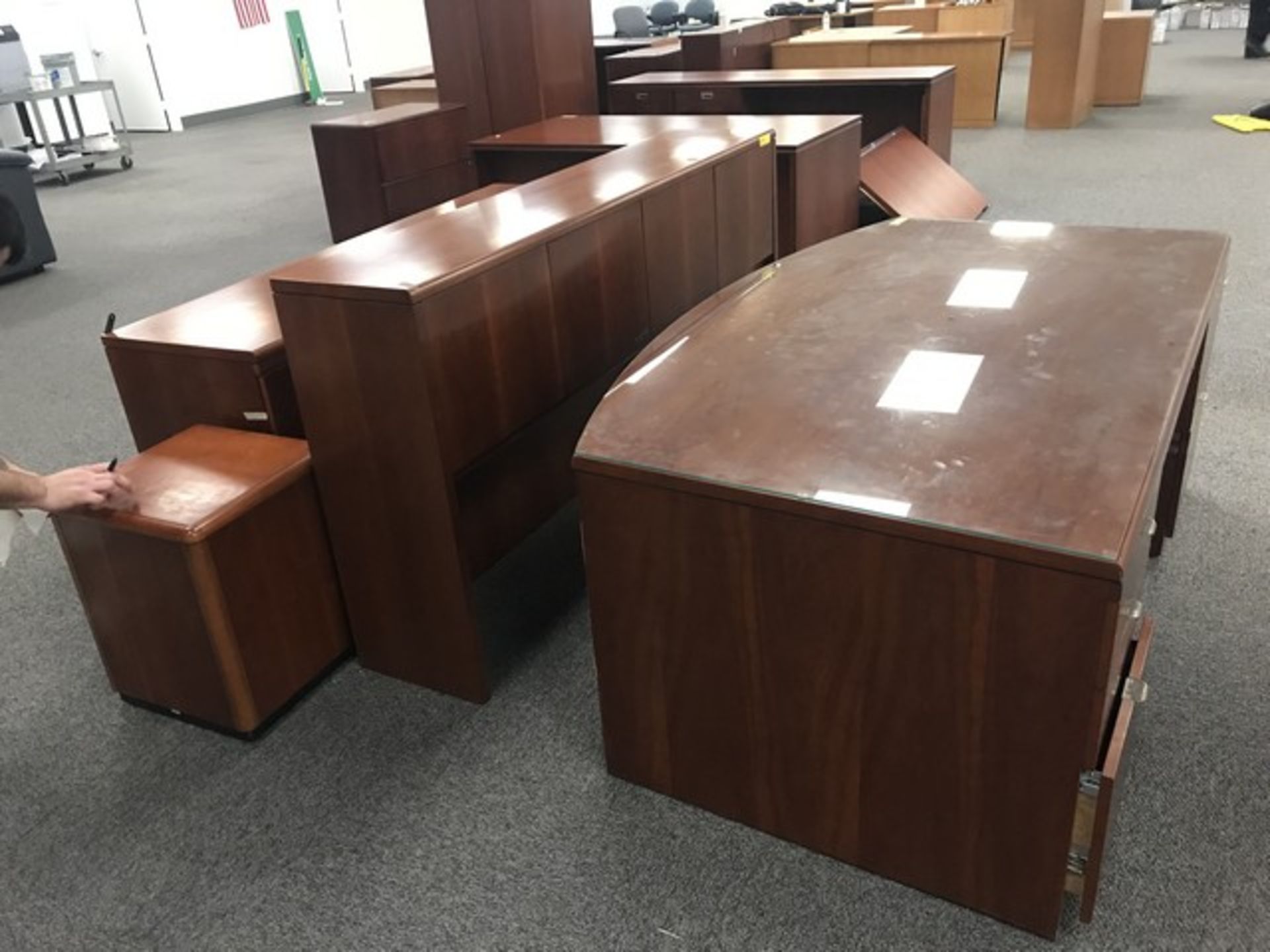 LOT OFFICE SUITE - DESK / CREDENZA / HUTCH / STAND