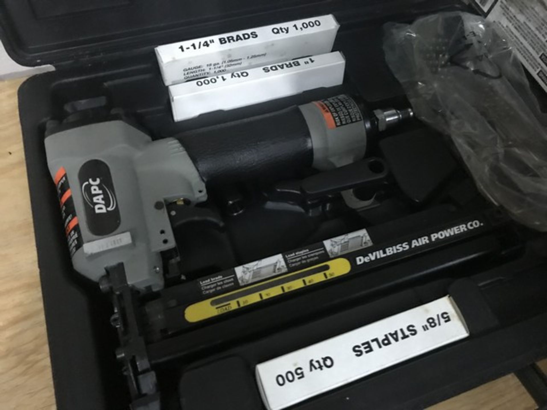 DAPC NAIL GUN WITH CASE & EXTRA STAPLES - Image 2 of 2