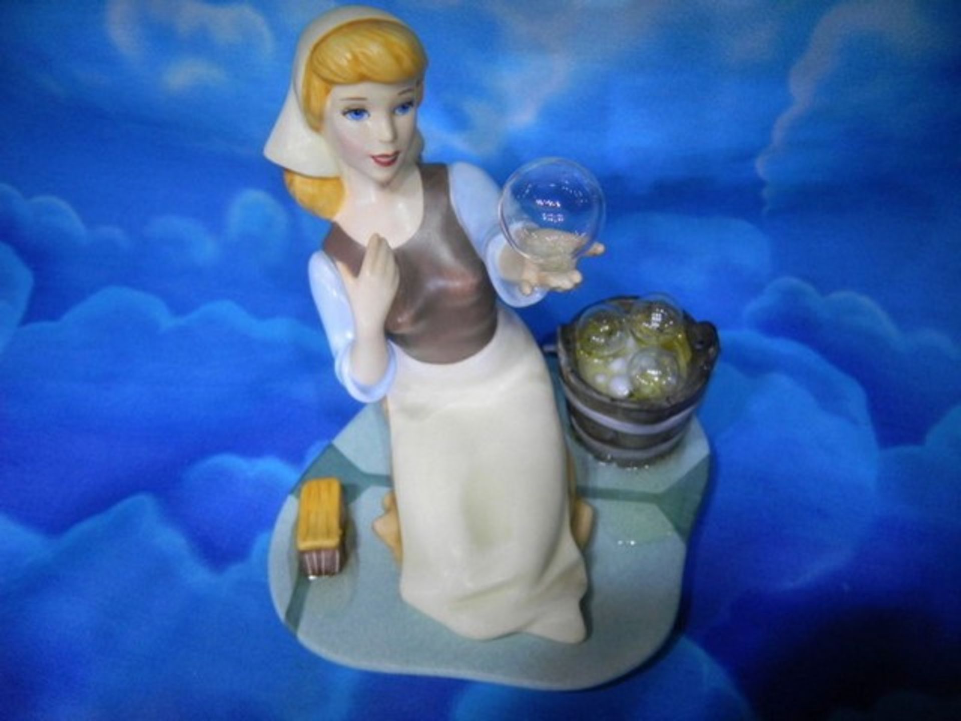 WALT DISNEY COLLECTIBLE - CINDERELLA (FOB HOLLYWOOD, FL) - Image 2 of 3