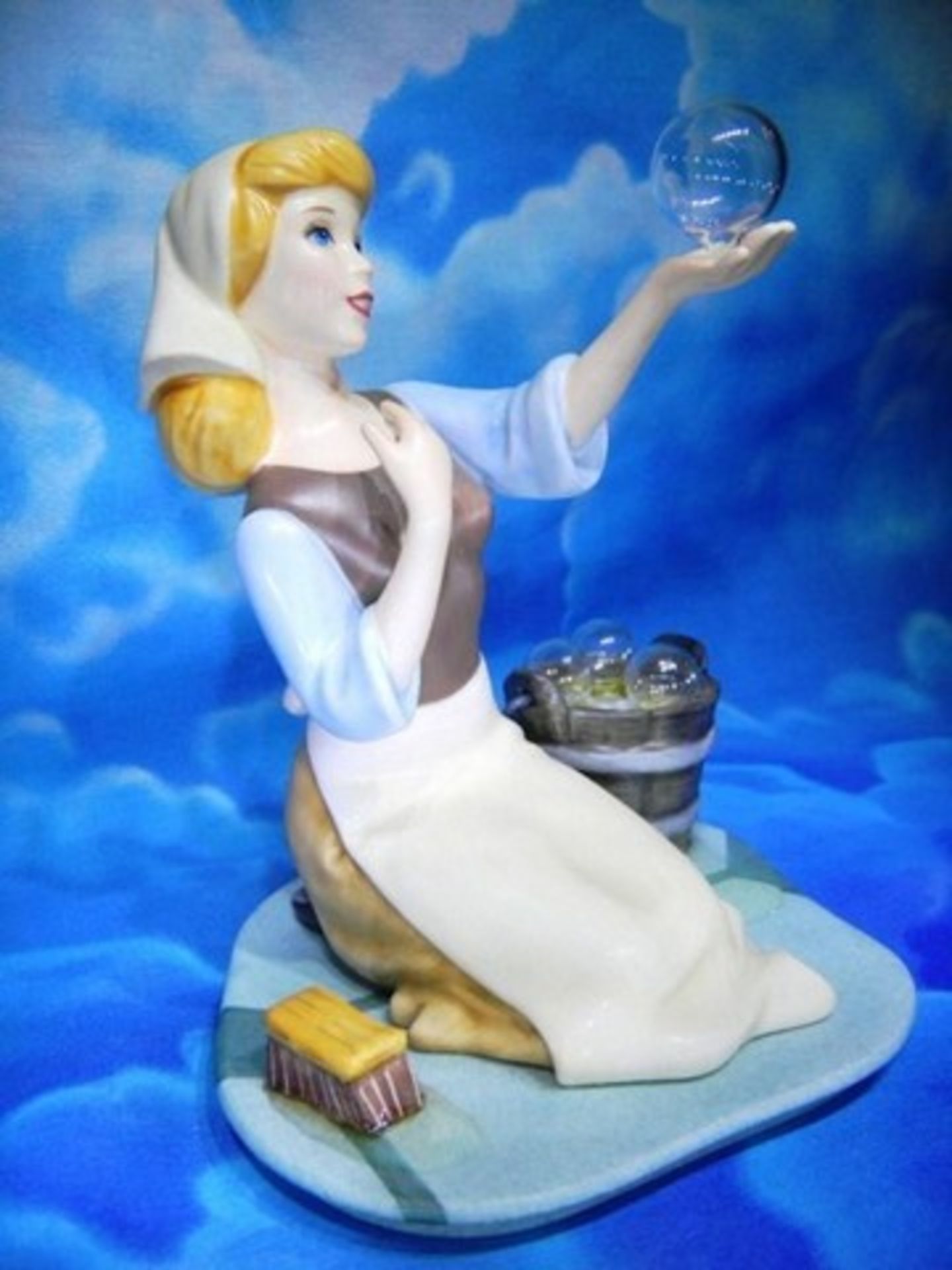 WALT DISNEY COLLECTIBLE - CINDERELLA (FOB HOLLYWOOD, FL)