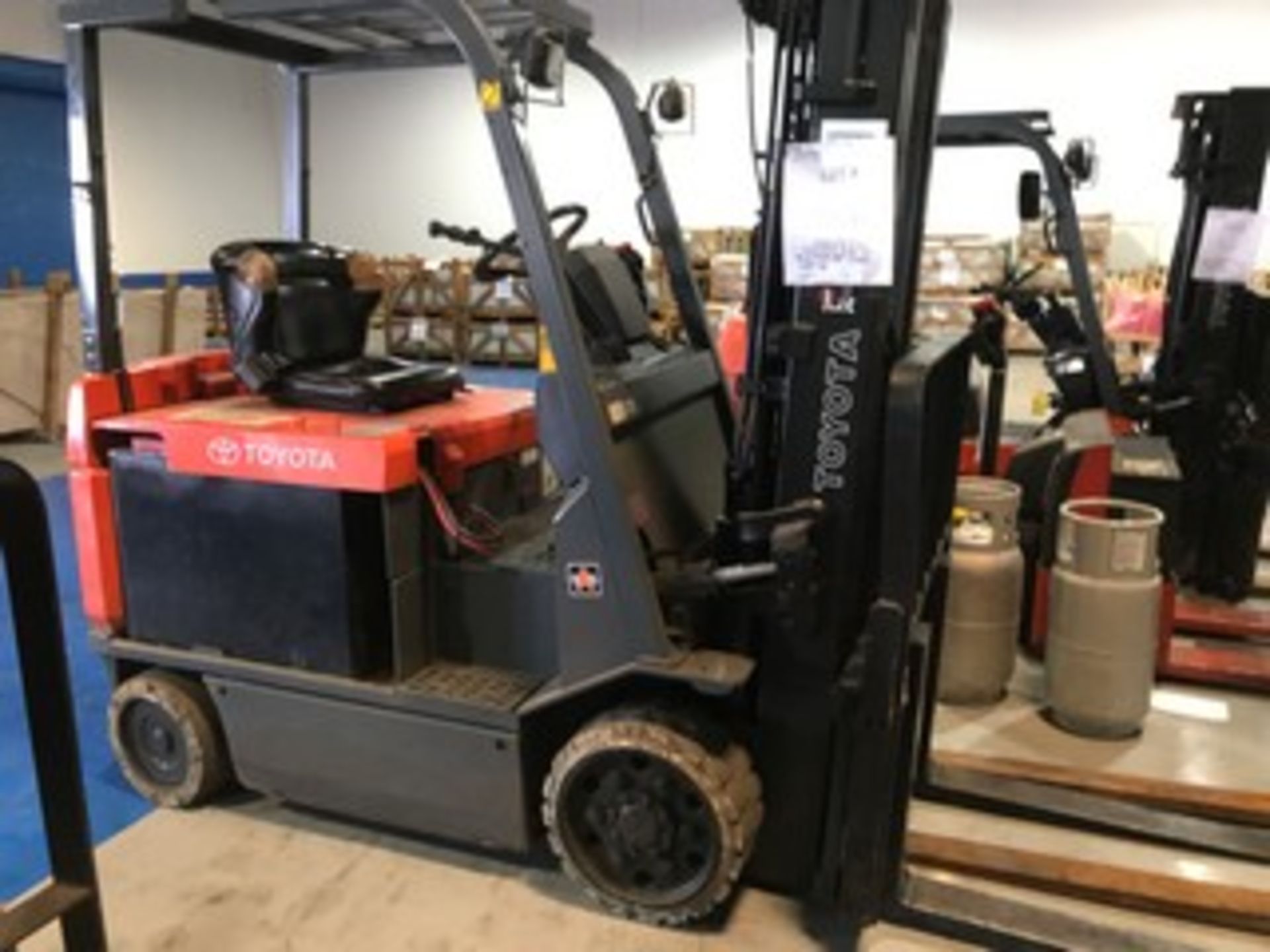 TOYOTA 7FBCU30 FORKLIFT - ELECTRIC / 6000LB CAPACITY / 3 STAGE / SIDE SHIFT / TILT