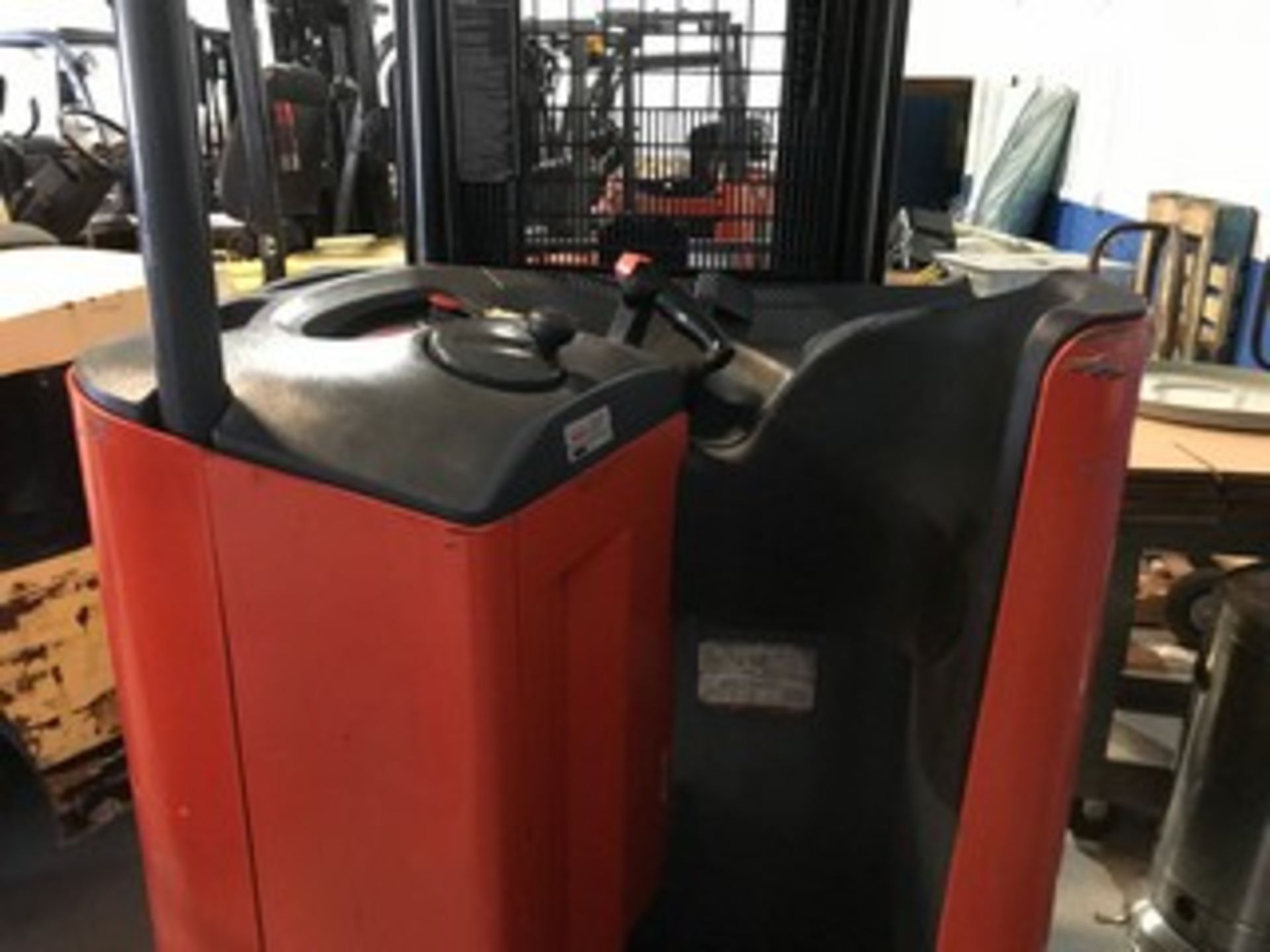 TOYOTA 6BRU18 RIDE-ON REACHING FORKLIFT - ELECTRIC / 3500LB CAPACITY / 3 STAGE - Image 4 of 5