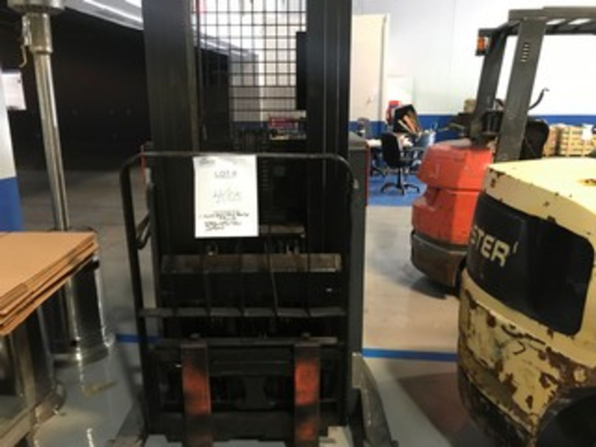 TOYOTA 6BRU18 RIDE-ON REACHING FORKLIFT - ELECTRIC / 3500LB CAPACITY / 3 STAGE - Image 2 of 5