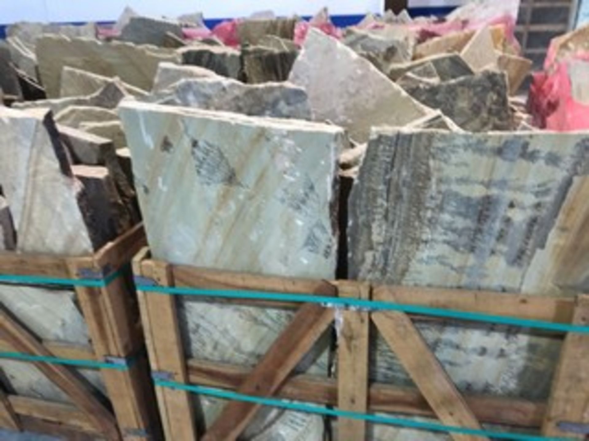 CRATES SLATE - CALIBRATED - 25mm - ASSORTED SIZES - 1.2 TONS EACH / 18 TONS TOTAL (15 CRATES) - Image 3 of 4