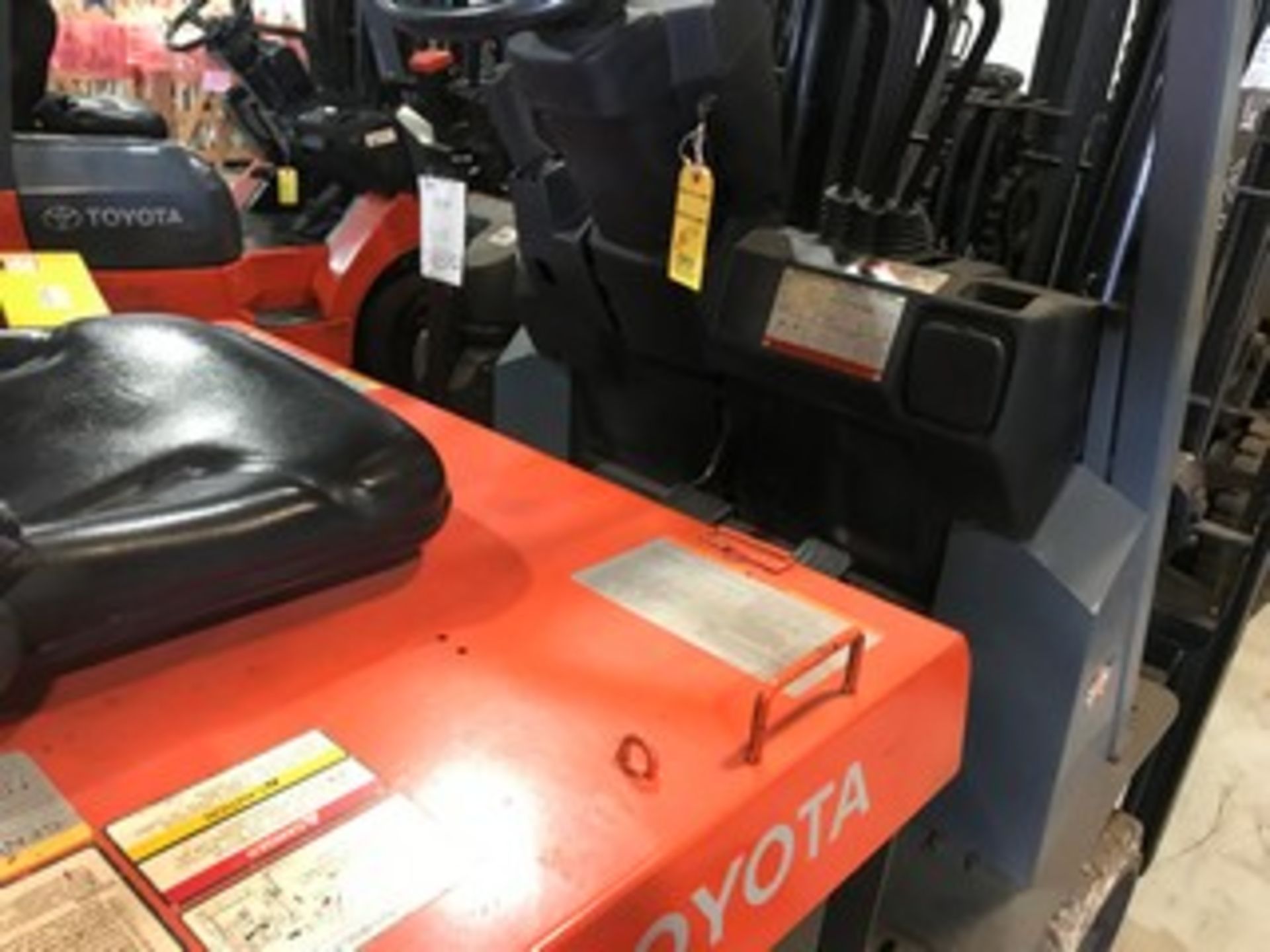 TOYOTA 7FBCU30 FORKLIFT - ELECTRIC / 6000LB CAPACITY / 3 STAGE / SIDE SHIFT / TILT - Image 3 of 5