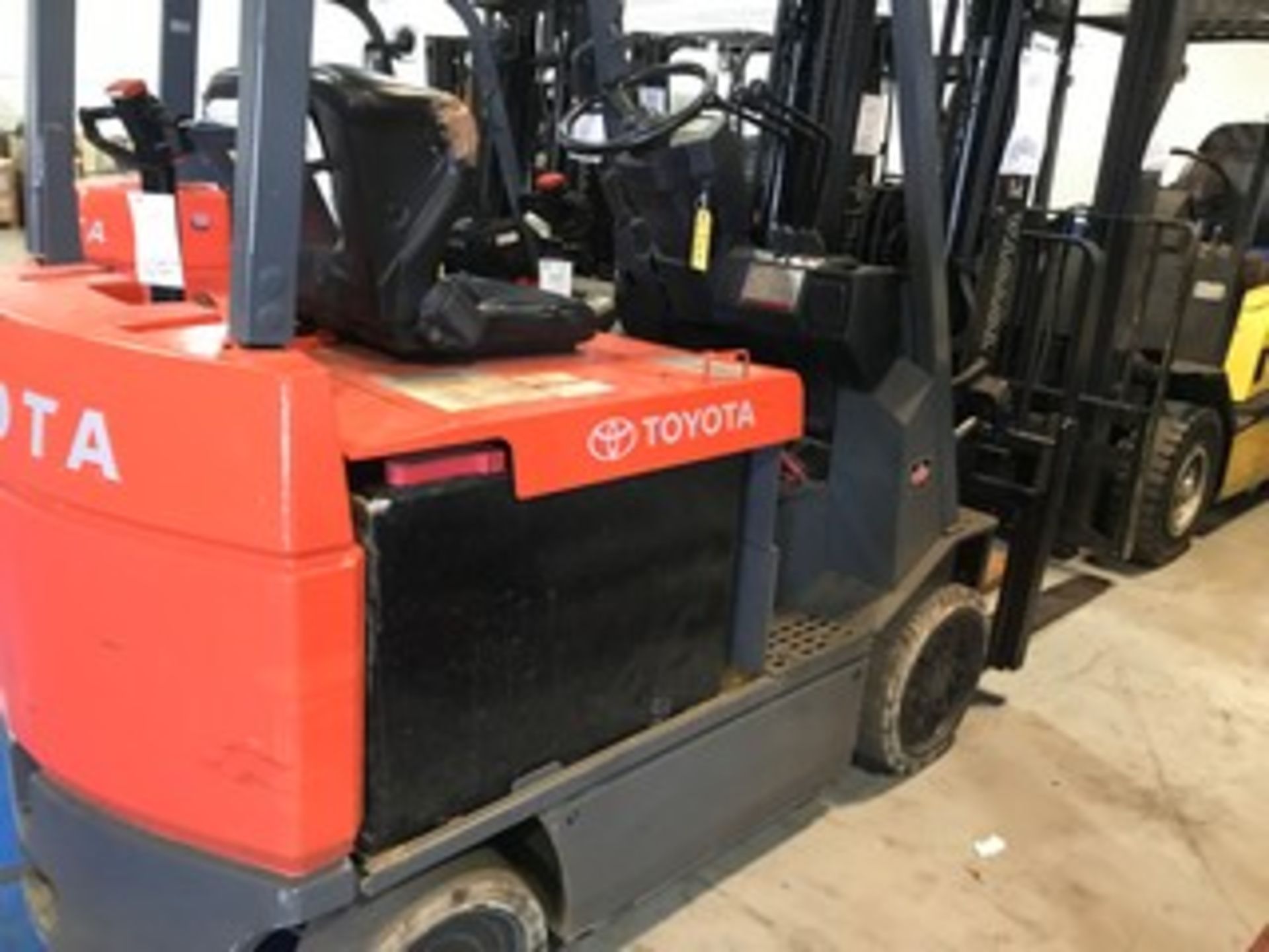 TOYOTA 7FBCU30 FORKLIFT - ELECTRIC / 6000LB CAPACITY / 3 STAGE / SIDE SHIFT / TILT - Image 5 of 5