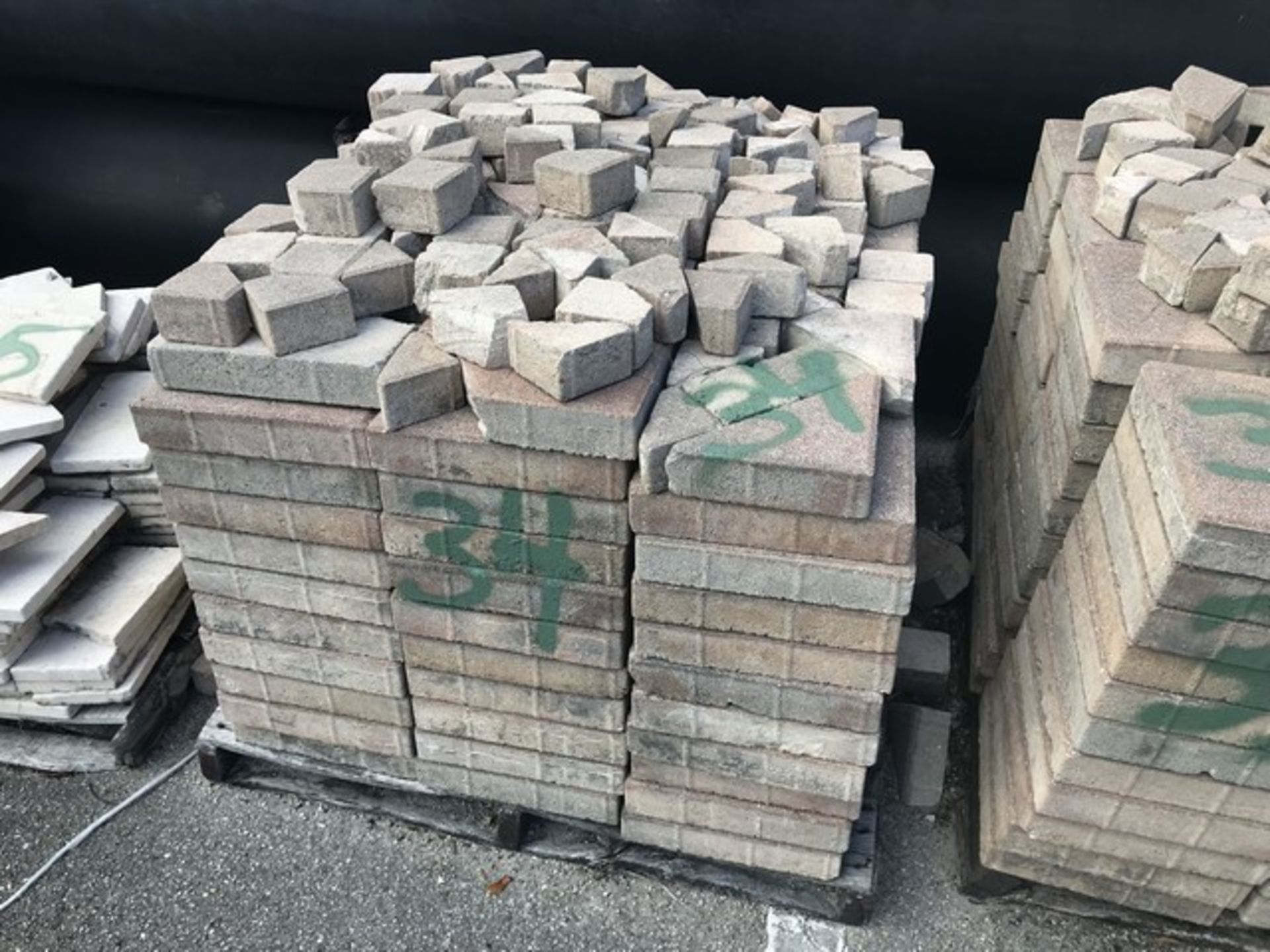 PALLET 12x12 PAVERS - Image 2 of 2