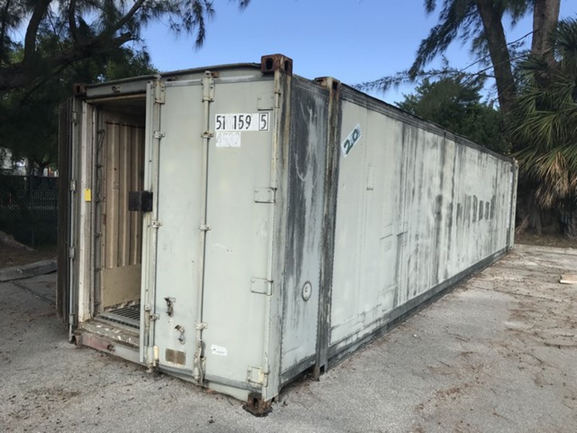 40' SHIPPING CONTAINER - 8'x8'